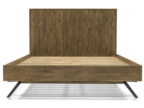 Dřevěná postel s vysokým čelem, minimalistický design