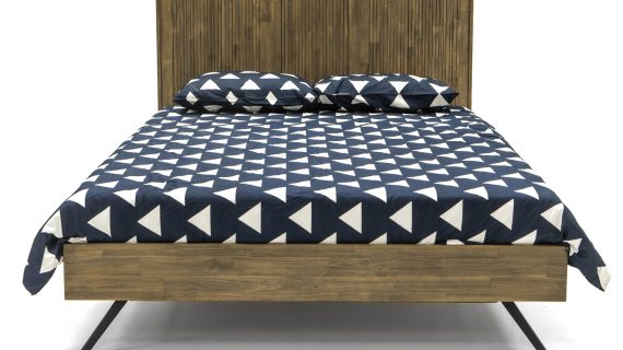 Miniaturka 5 - Nowoczesne łóżko z drewna akacjowego z geometryczną pościelą