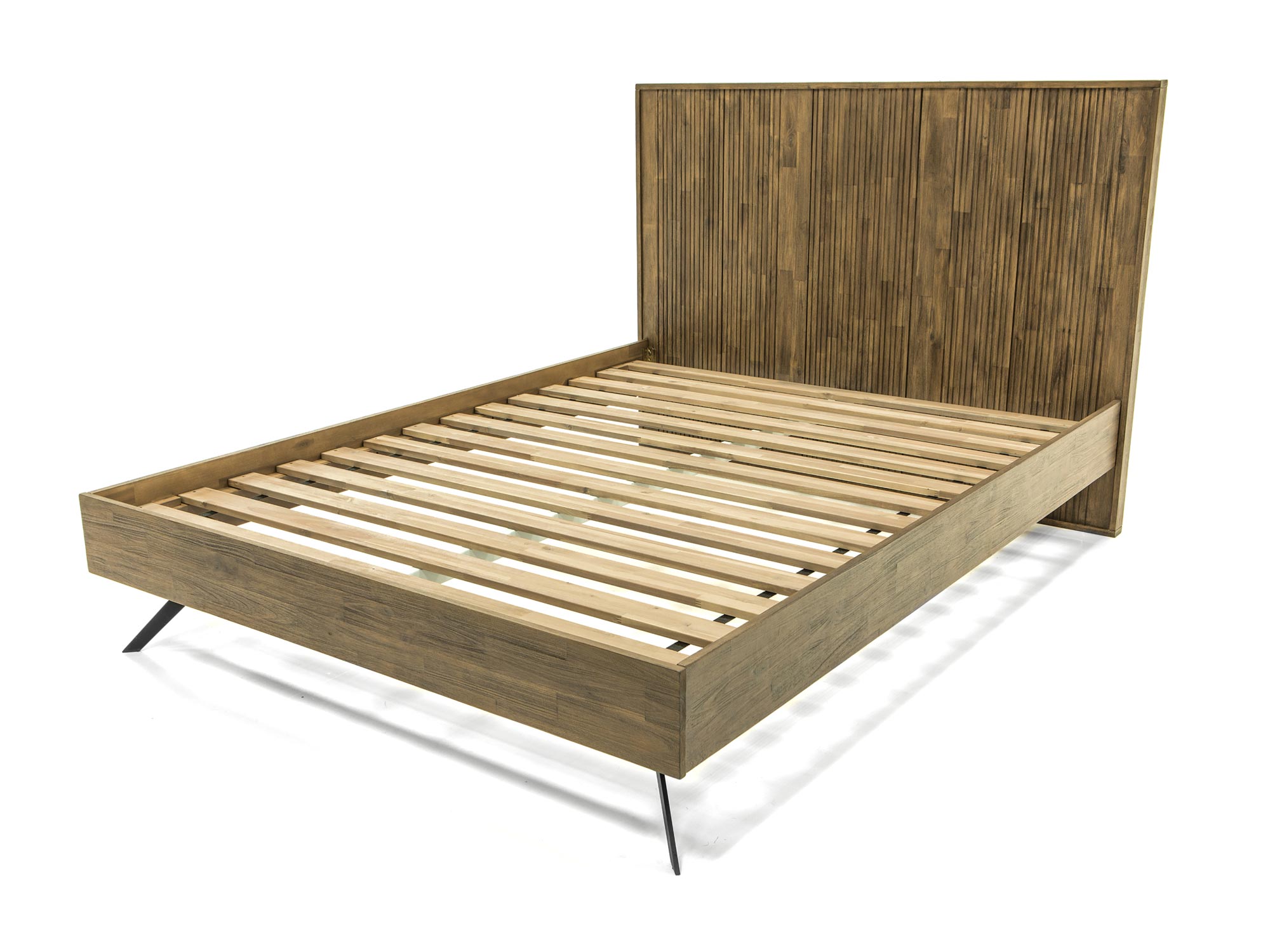 Drewniane łóżko z lamelowym zagłówkiem i metalowymi nogami Drewniane łóżko z lamelowym zagłówkiem i metalowymi nogami