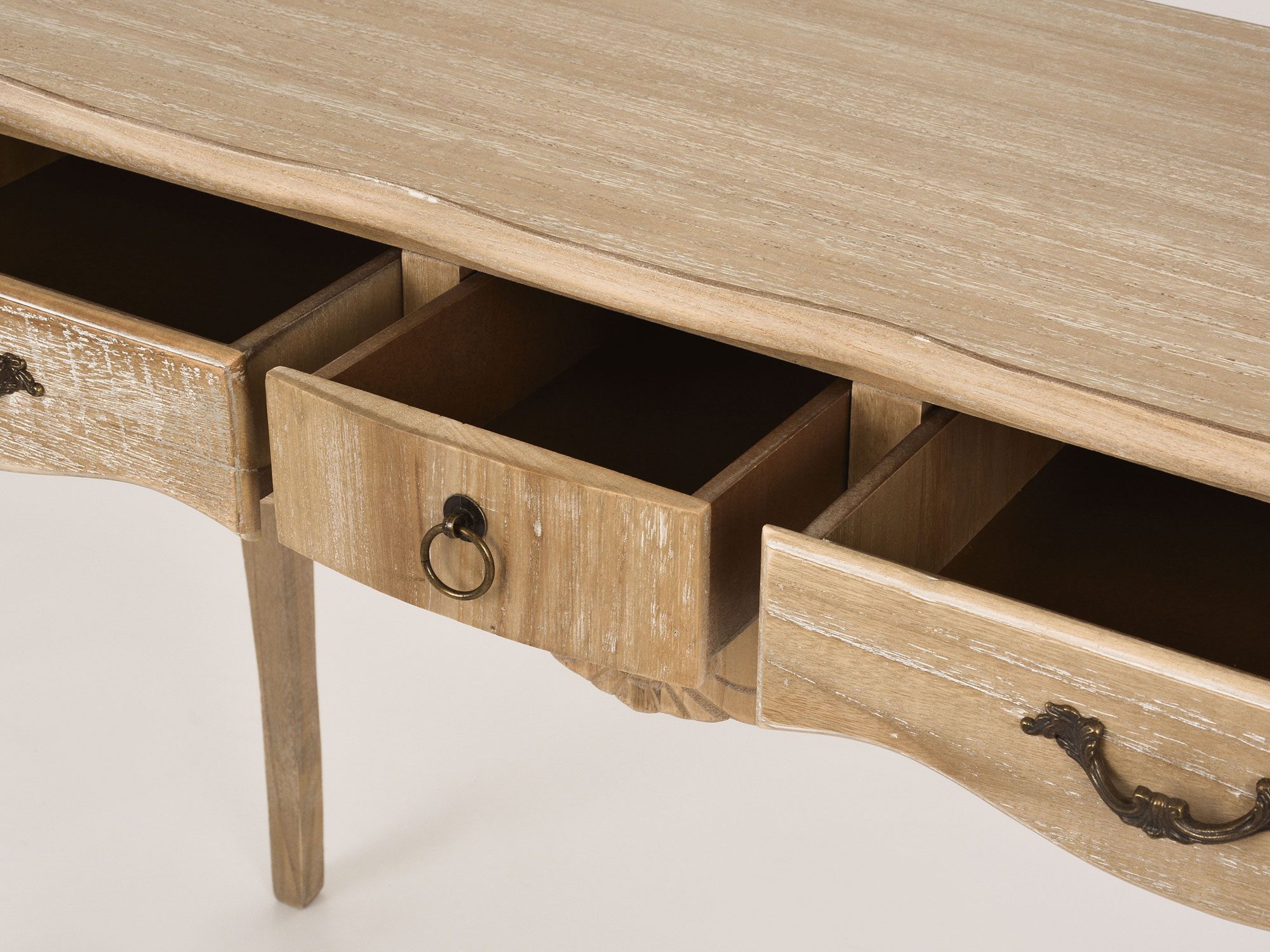 Rustykalna konsola z metalowymi uchwytami