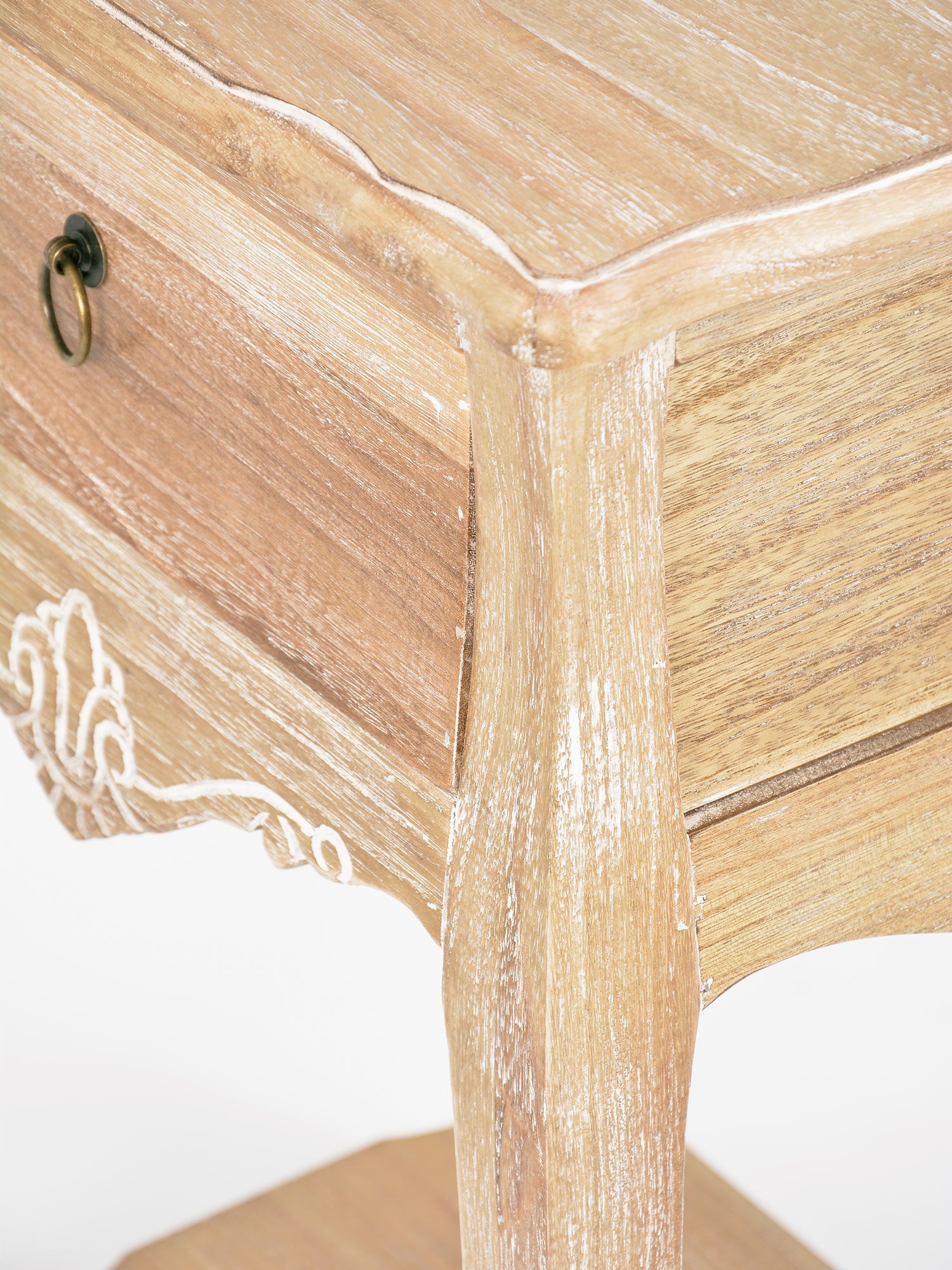 Szafka nocna w kolorze jasnobrązowym z metalowym uchwytem