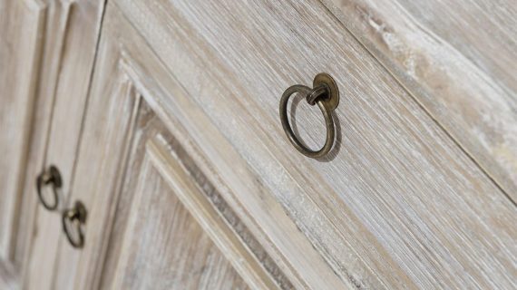 Miniaturka 1 - Detal rzeźbionych frontów kredensu bielonego