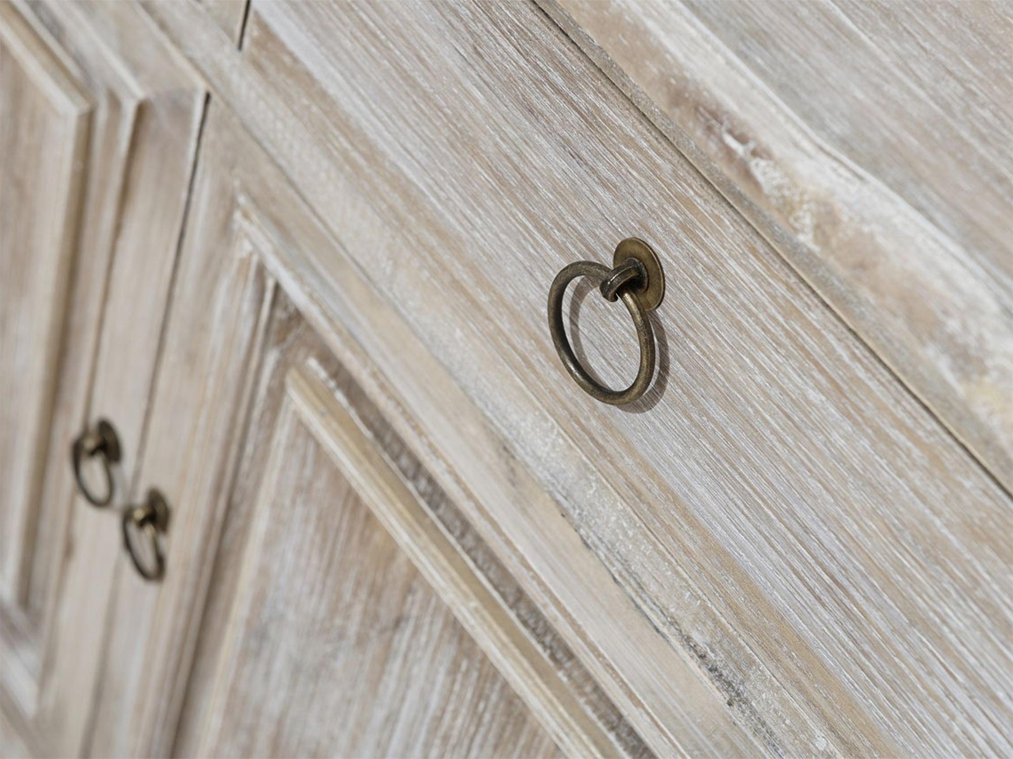 Detal rzeźbionych frontów kredensu bielonego