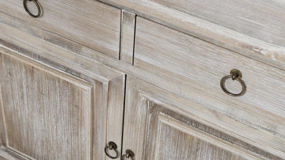 Miniaturka 2 - Detal rzeźbionych frontów drewnianej witryny w stylu rustykalnym kolor jasny brąz