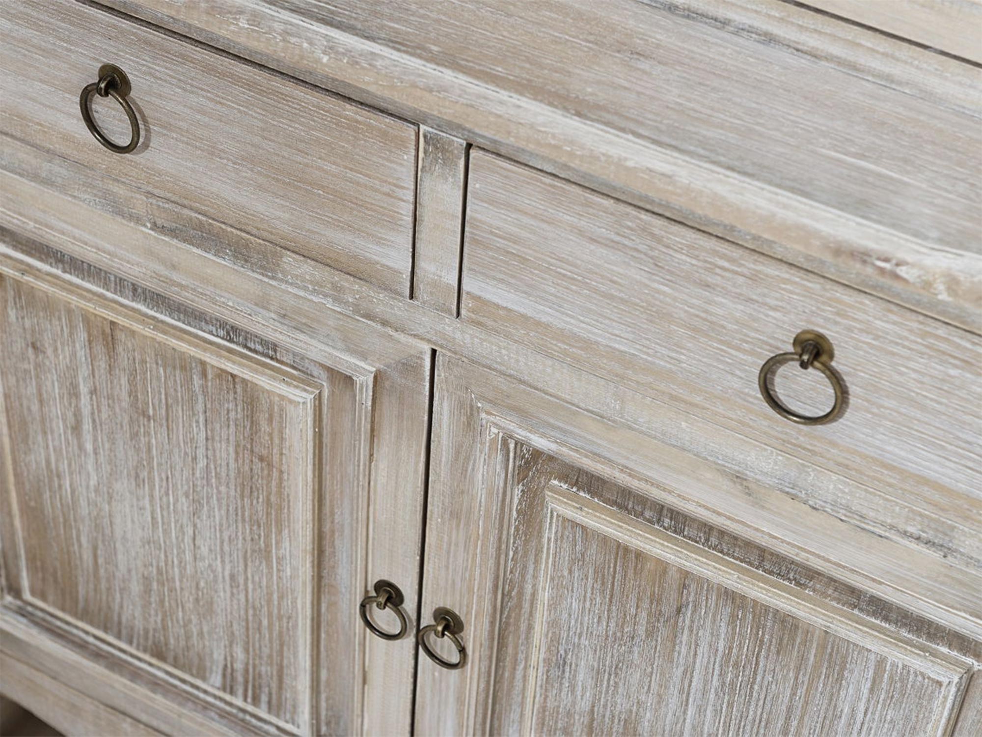 Detal rzeźbionych frontów drewnianej witryny w stylu rustykalnym kolor jasny brąz