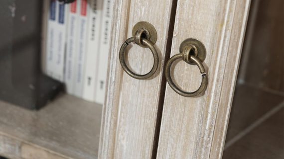 Miniaturka 4 - Detal rzeźbionych frontów drewnianej witryny w stylu rustykalnym kolor jasny brąz