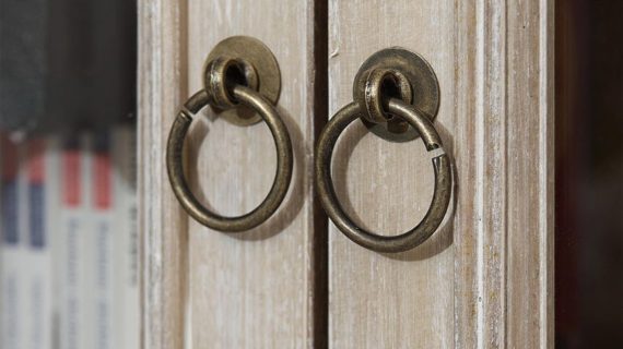 Miniaturka 5 - Detal dekoracyjnych frontów drewnianej witryny w stylu rustykalnym kolor jasny brąz