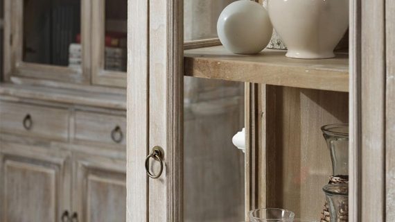 Miniaturka 6 - Detal metalowych uchwytów drewnianej witryny w stylu rustykalnym kolor jasny brąz