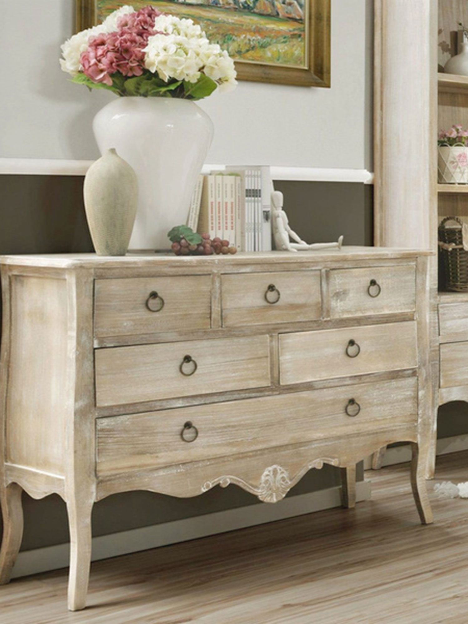 Fronty komody z metalowymi uchwytami