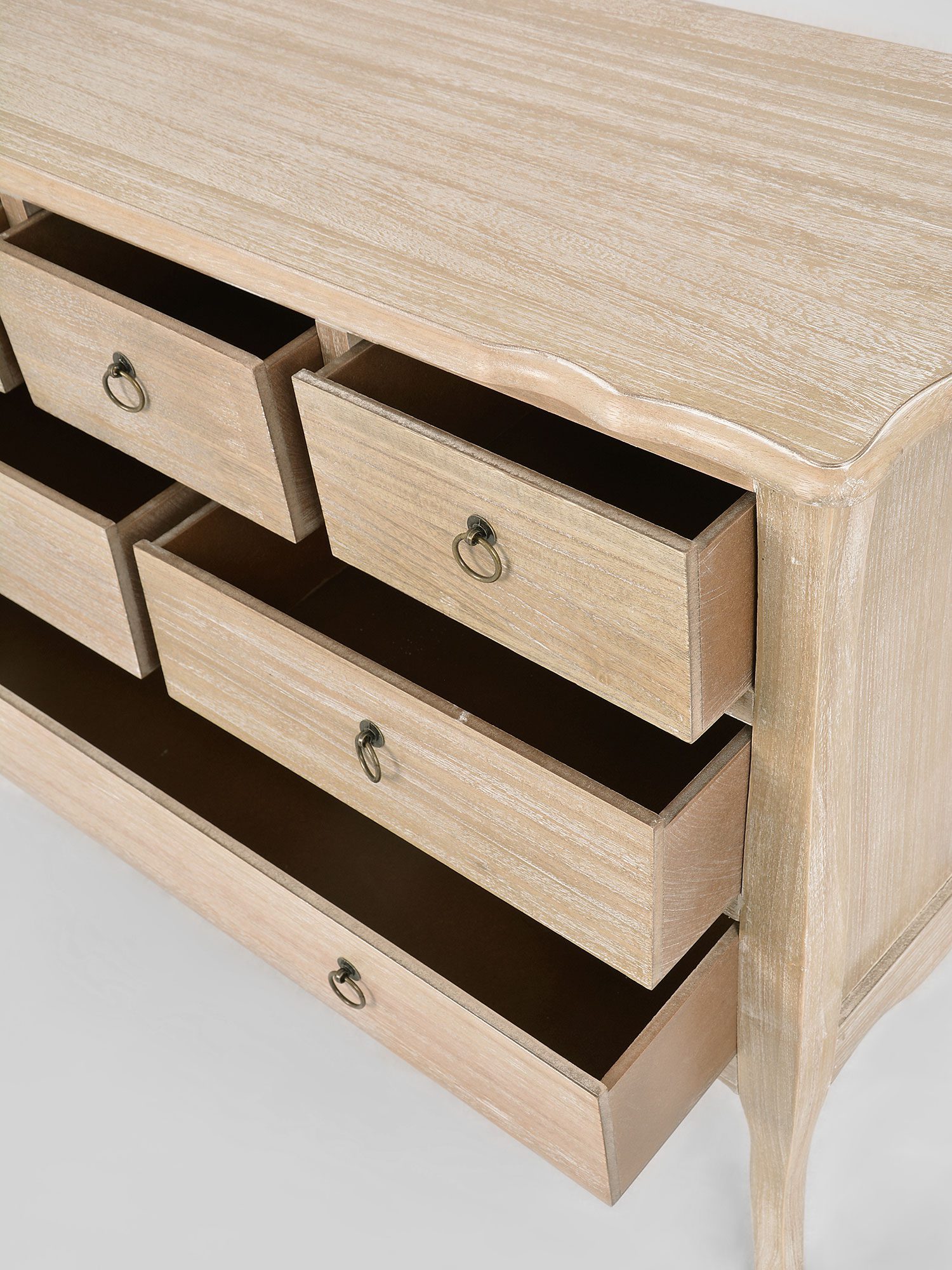 Elegancka drewniana komoda w stylu vintage