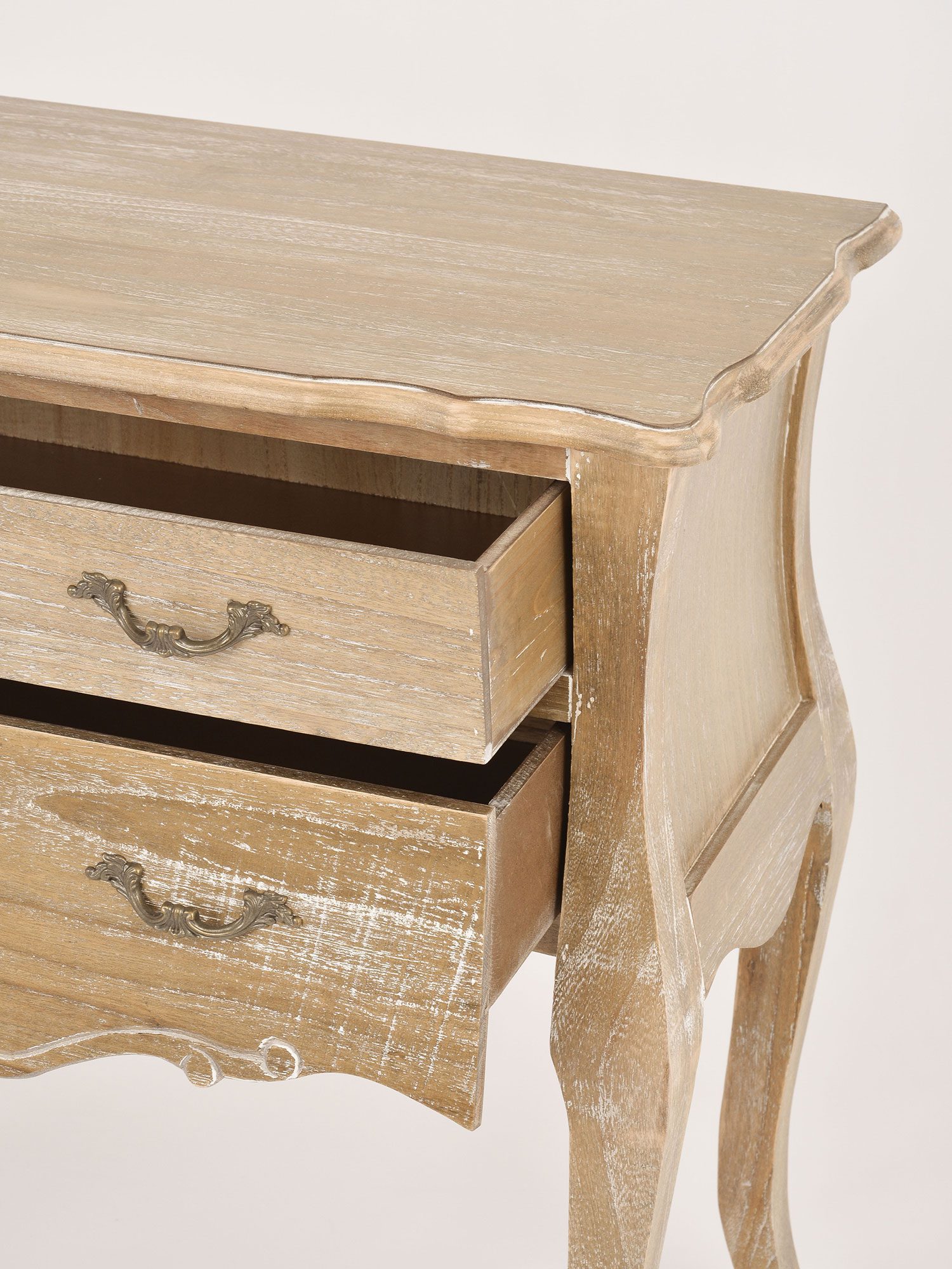 Rzeźbiony detal drewnianej szafki w stylu vintage