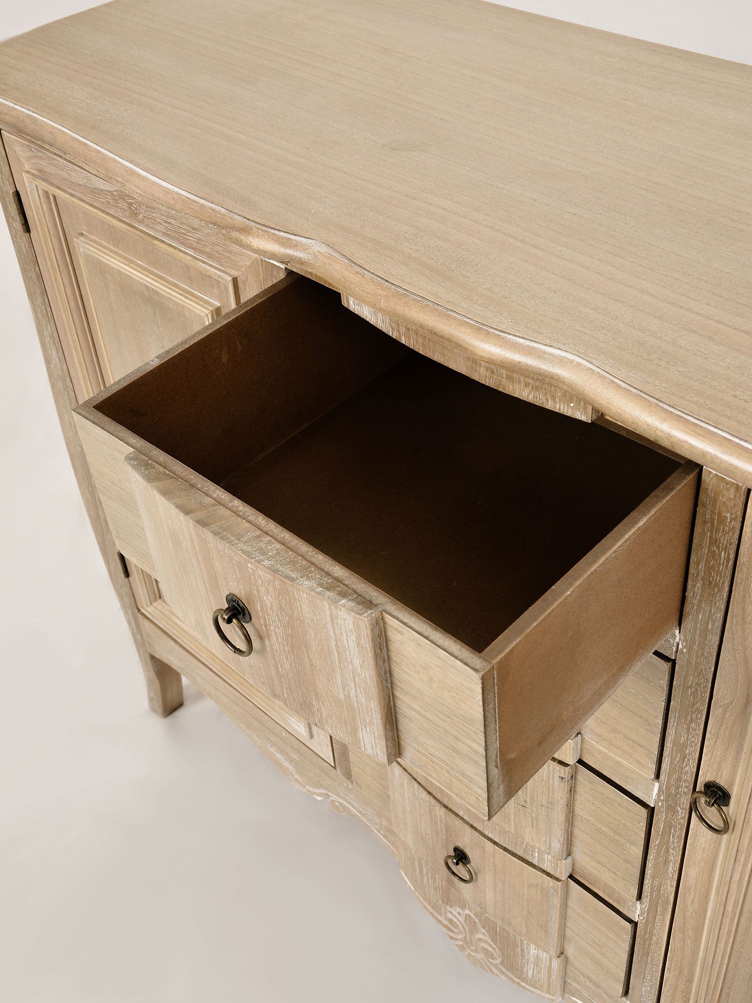 Drewniana komoda z bielonego drewna paulowni w stylu rustykalnym