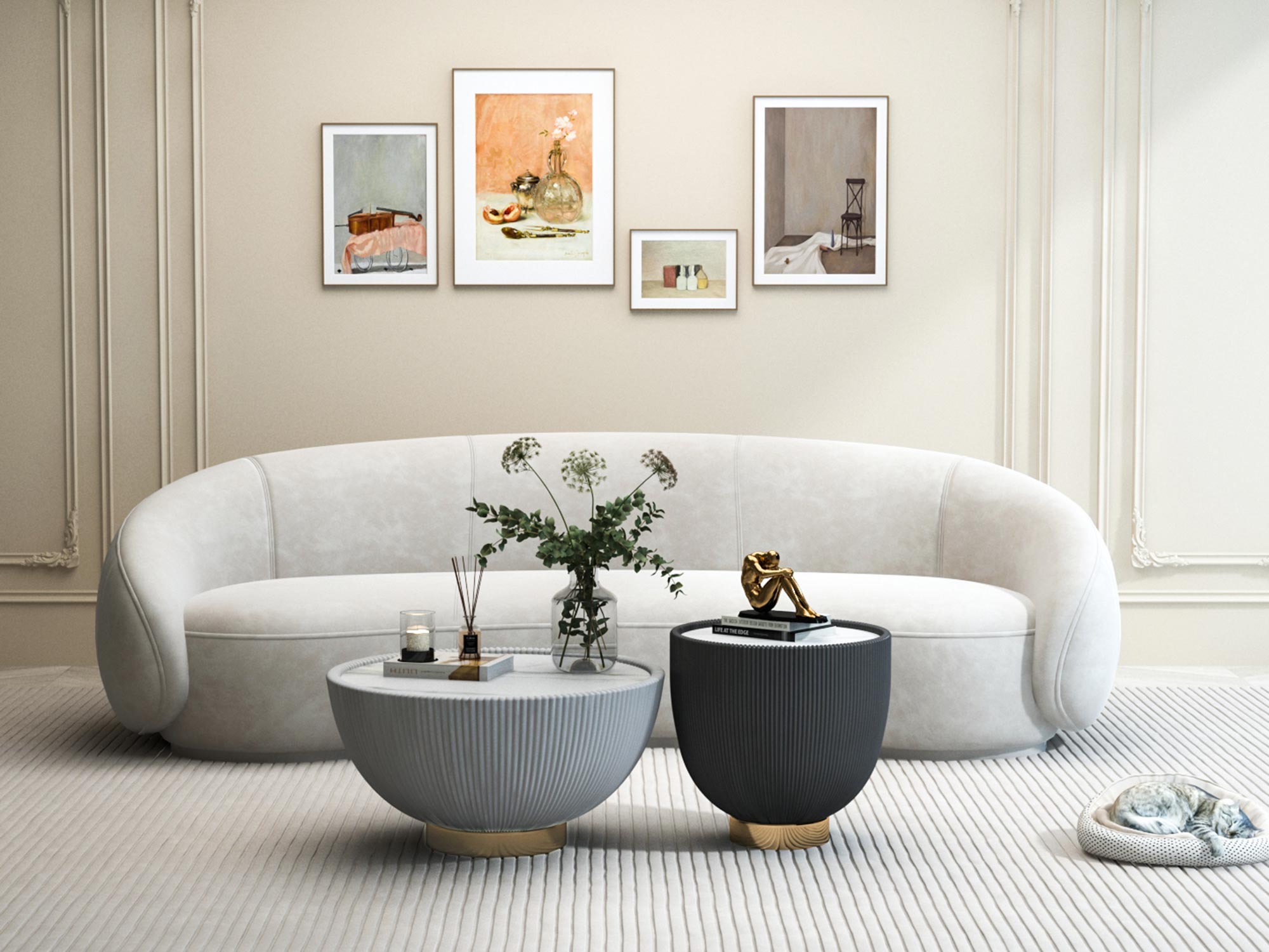 Biała sofa z okrągłym stolikiem ryflowanym i marmurowym blatem