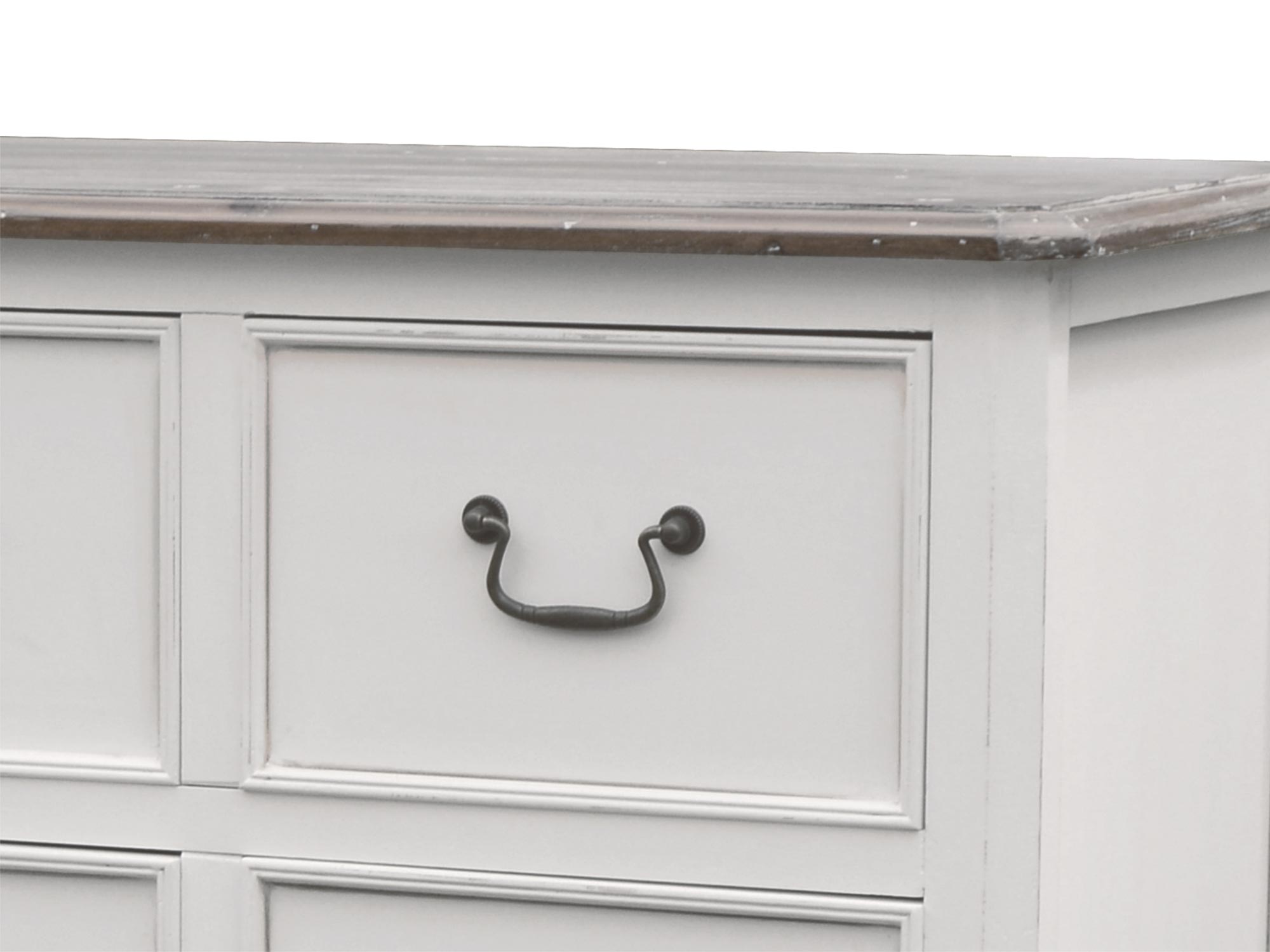 Detale uchwytów w eleganckiej komodzie