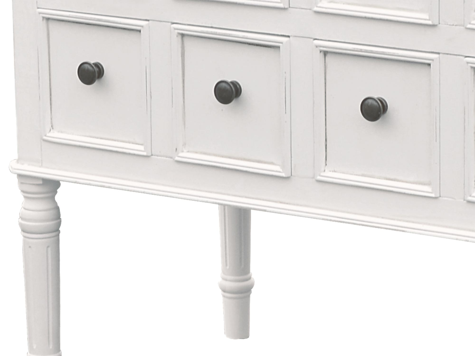 Detal metalowego uchwytu drewnianej komody w stylu prowansalskim kolor biały