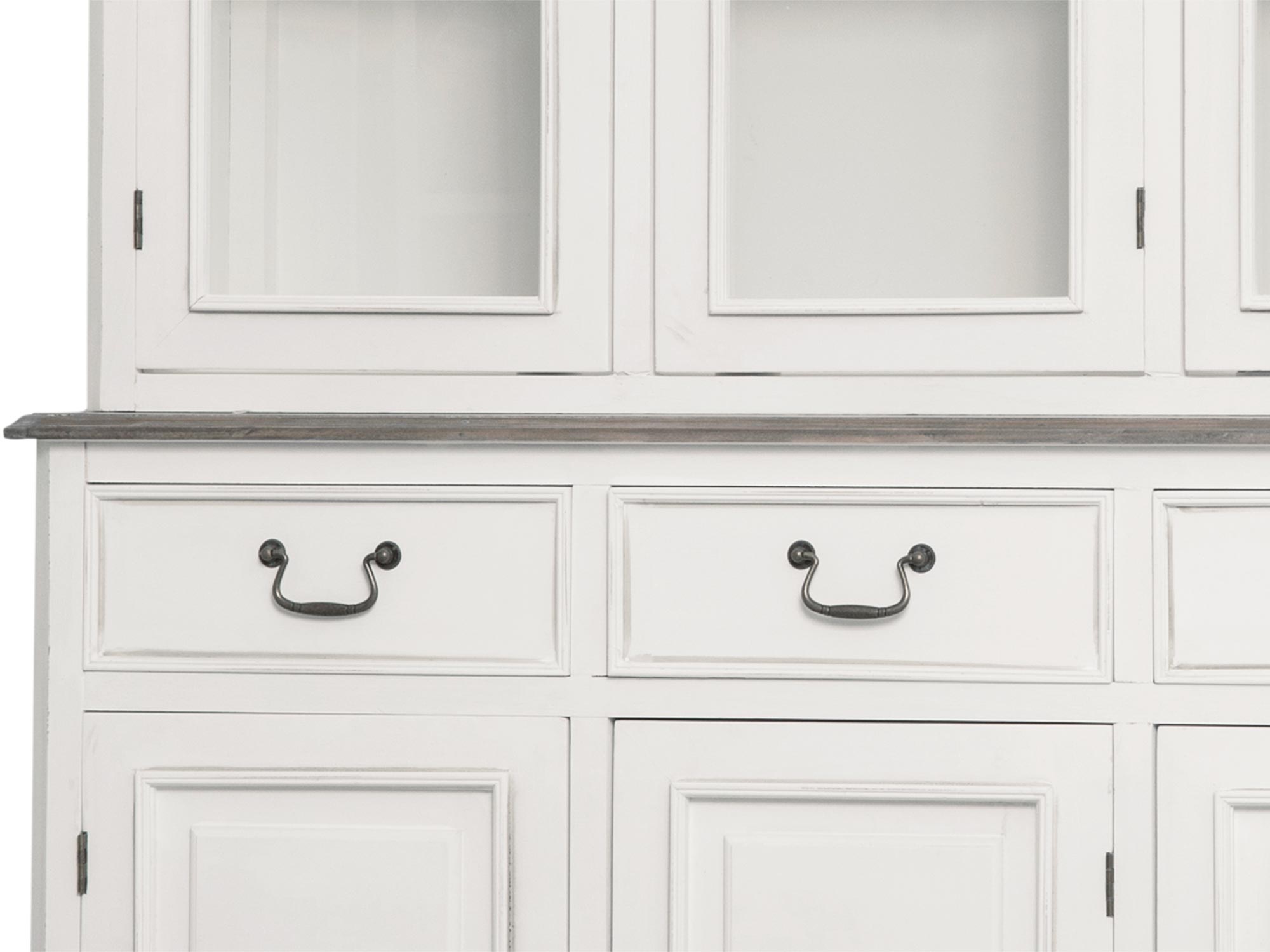 Detale kredensu z eleganckimi uchwytami