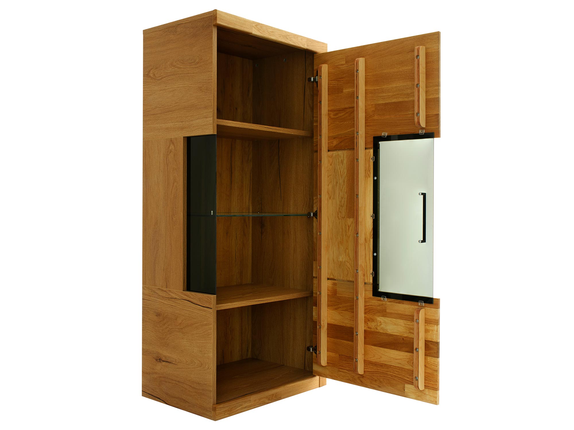 Otwarta szafa z półkami i lustrem wewnętrznym