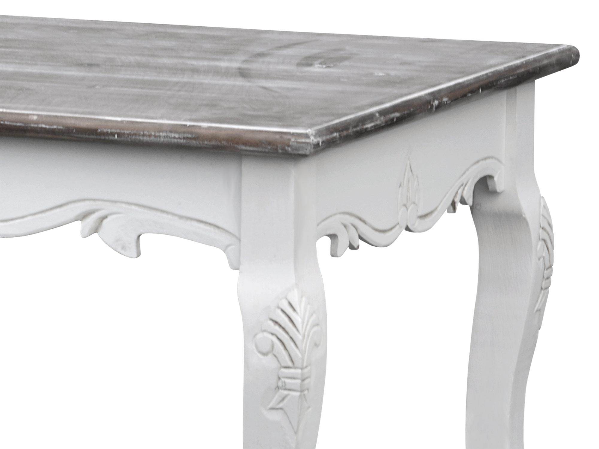 Drewniany stół z rzeźbionymi detalami i ozdobnym blatem w stylu prowansalskim