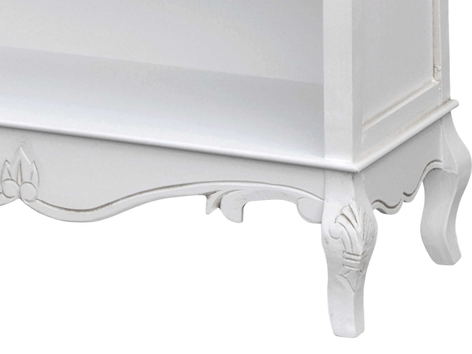 Detal dekoracyjnych nóg białej konsoli w stylu prowansalskim
