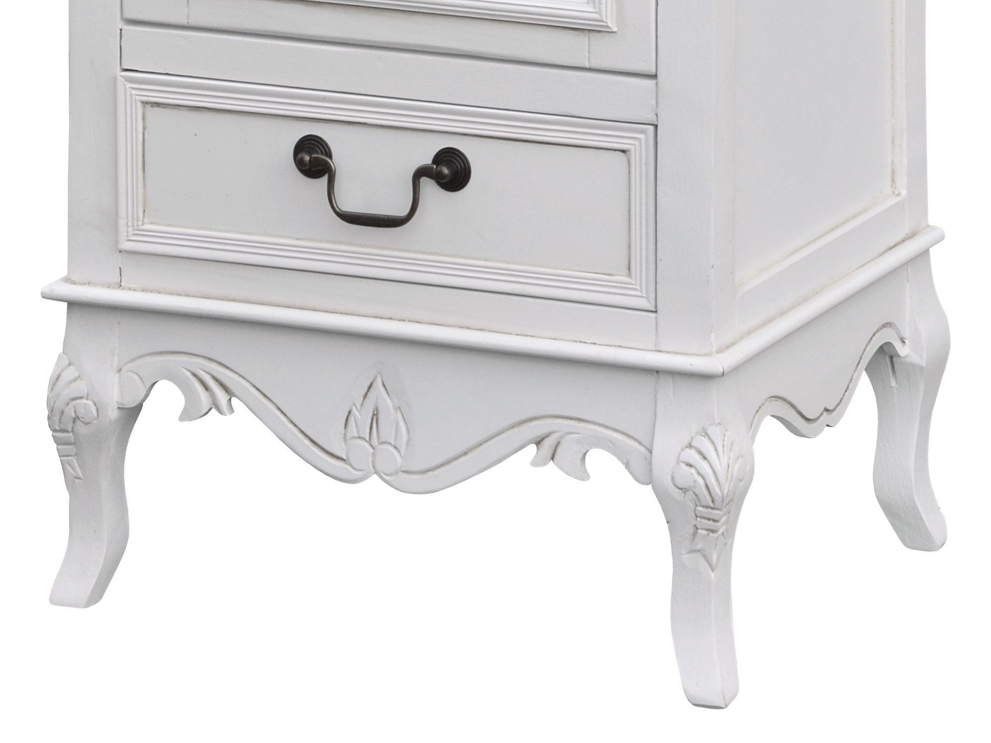 Detal dekoracyjnych frontów białej komody w stylu prowansalskim