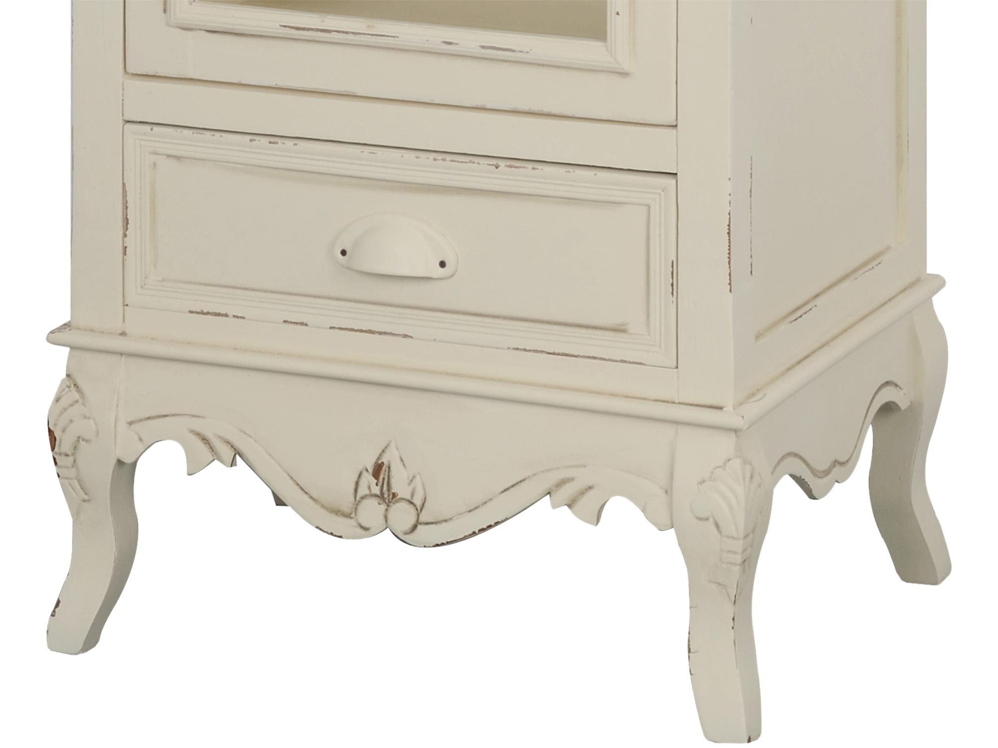 Detal rzeźbionych nóg drewnianej komody w stylu prowansalskim kolor kremowy