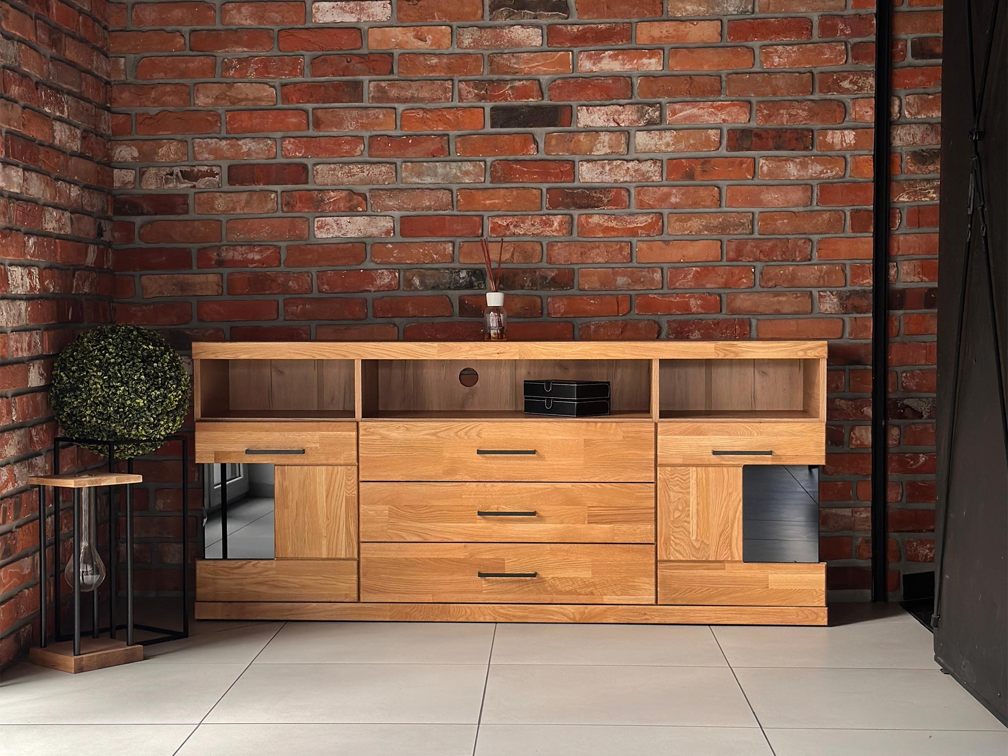 Mebel RTV z witrynami i półką, układ szuflad w środku