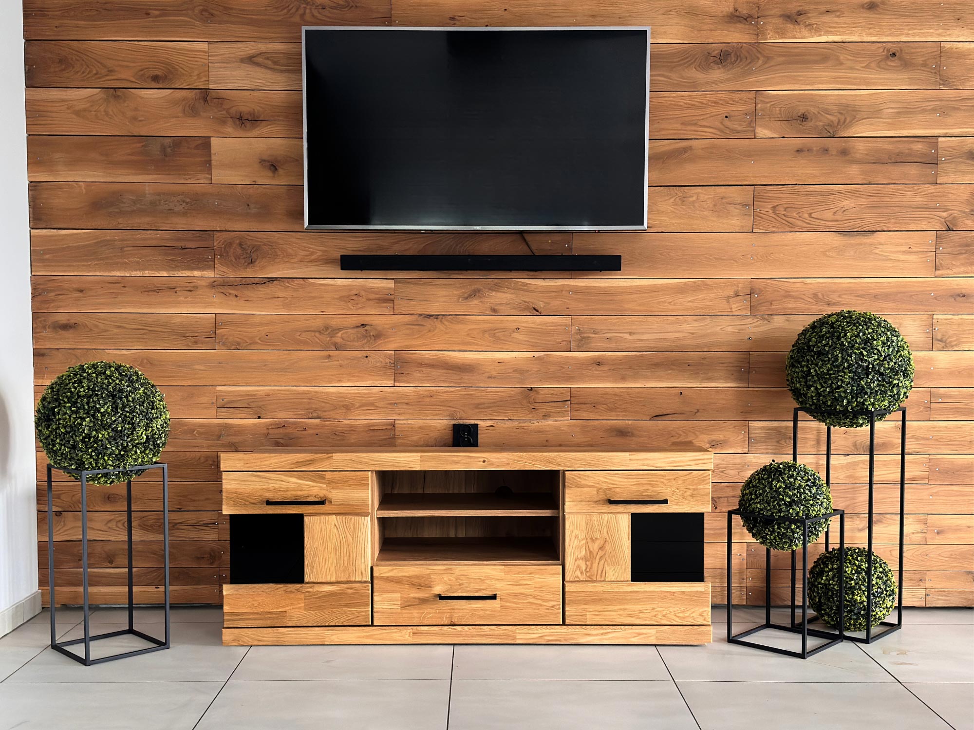 zafka RTV z zamkniętymi szafkami i przeszklonym bokiem