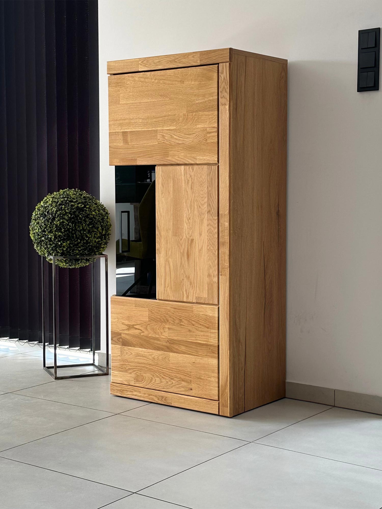 Regał z półkami na wino i szufladą u dołu