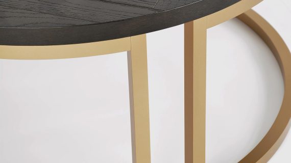 Miniaturka 2 - Okrągły stolik kawowy z blatem w jodełkę i złotą podstawą