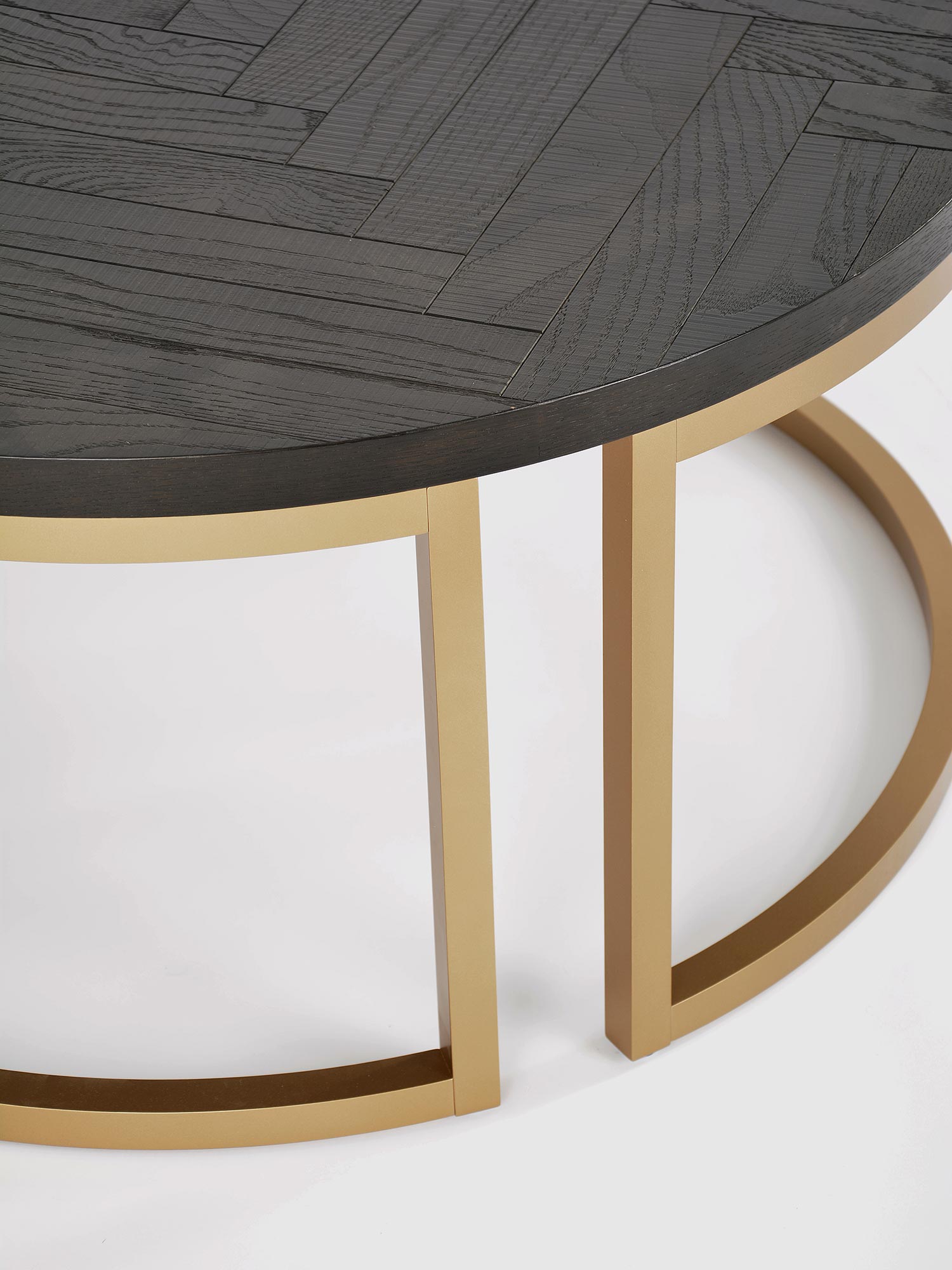 Okrągły stolik kawowy z blatem w jodełkę i złotą podstawą Okrągły stolik kawowy z blatem w jodełkę i złotą podstawą