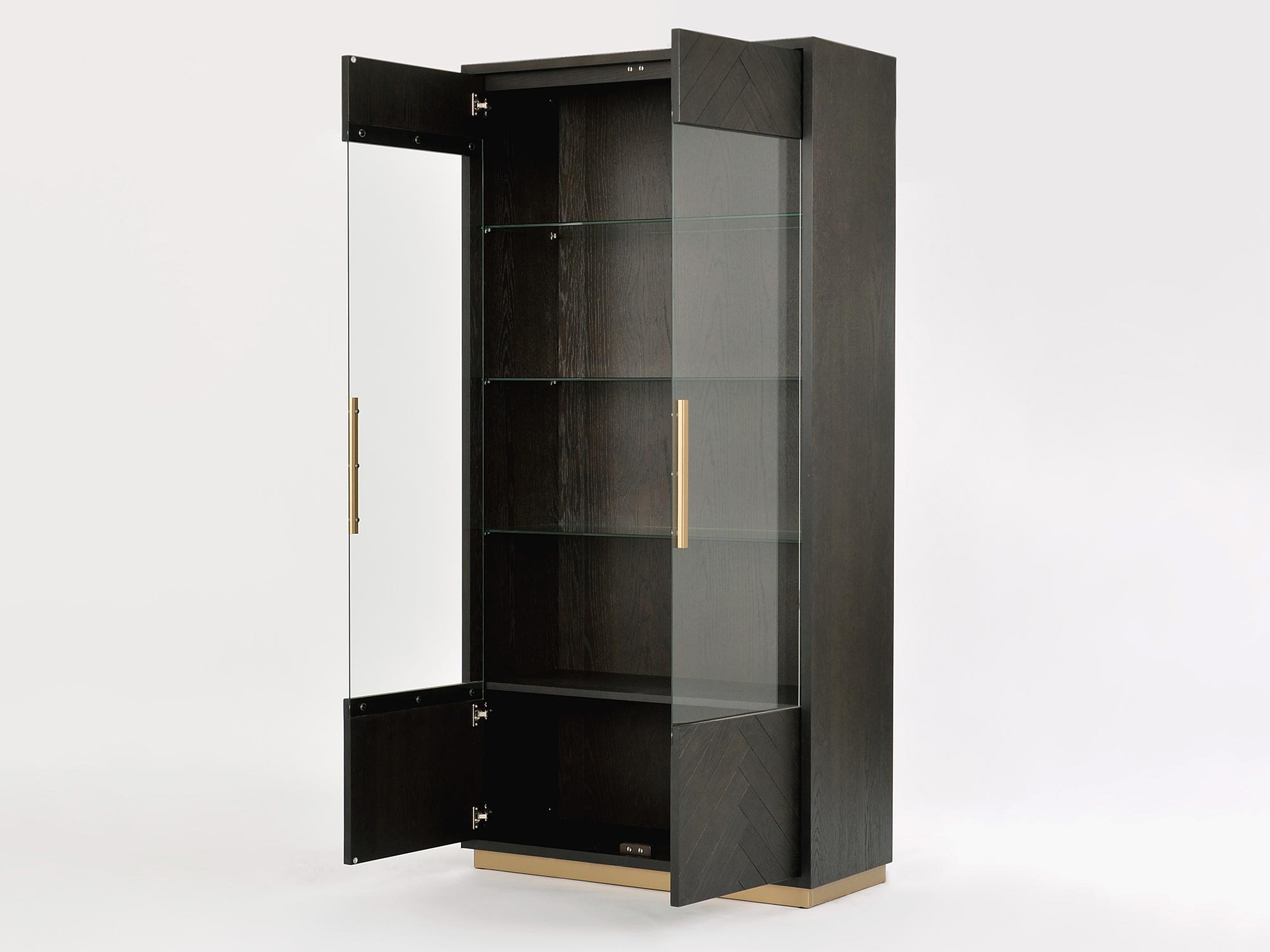 Witryna z czarnym połyskiem ze złotymi uchwytami