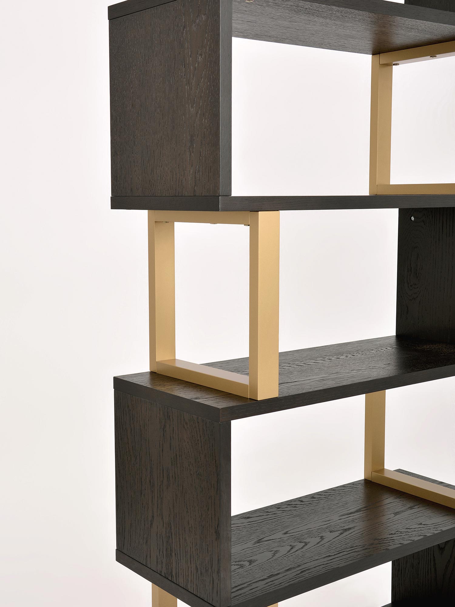 Regał dekoracyjny z czarnego drewna i złotymi metalowymi wspornikami