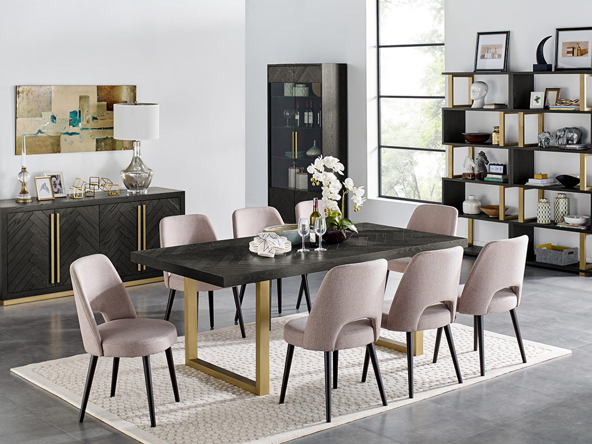 Aranżacja salonu z regałem, witryną i nowoczesnym stołem