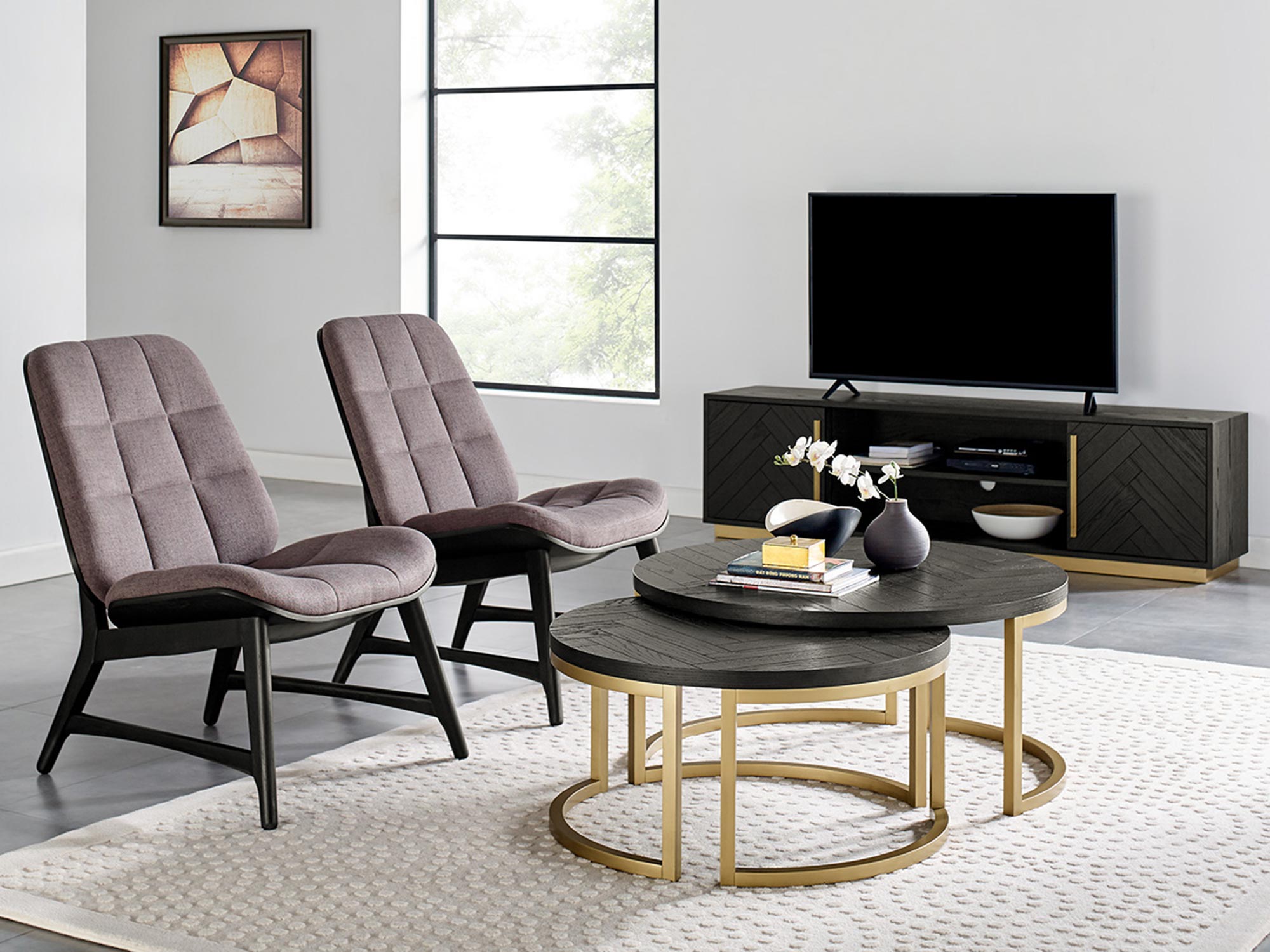 Salon z eleganckim zestawem stolików i fotelem tapicerowanym Salon z eleganckim zestawem stolików i fotelem tapicerowanym