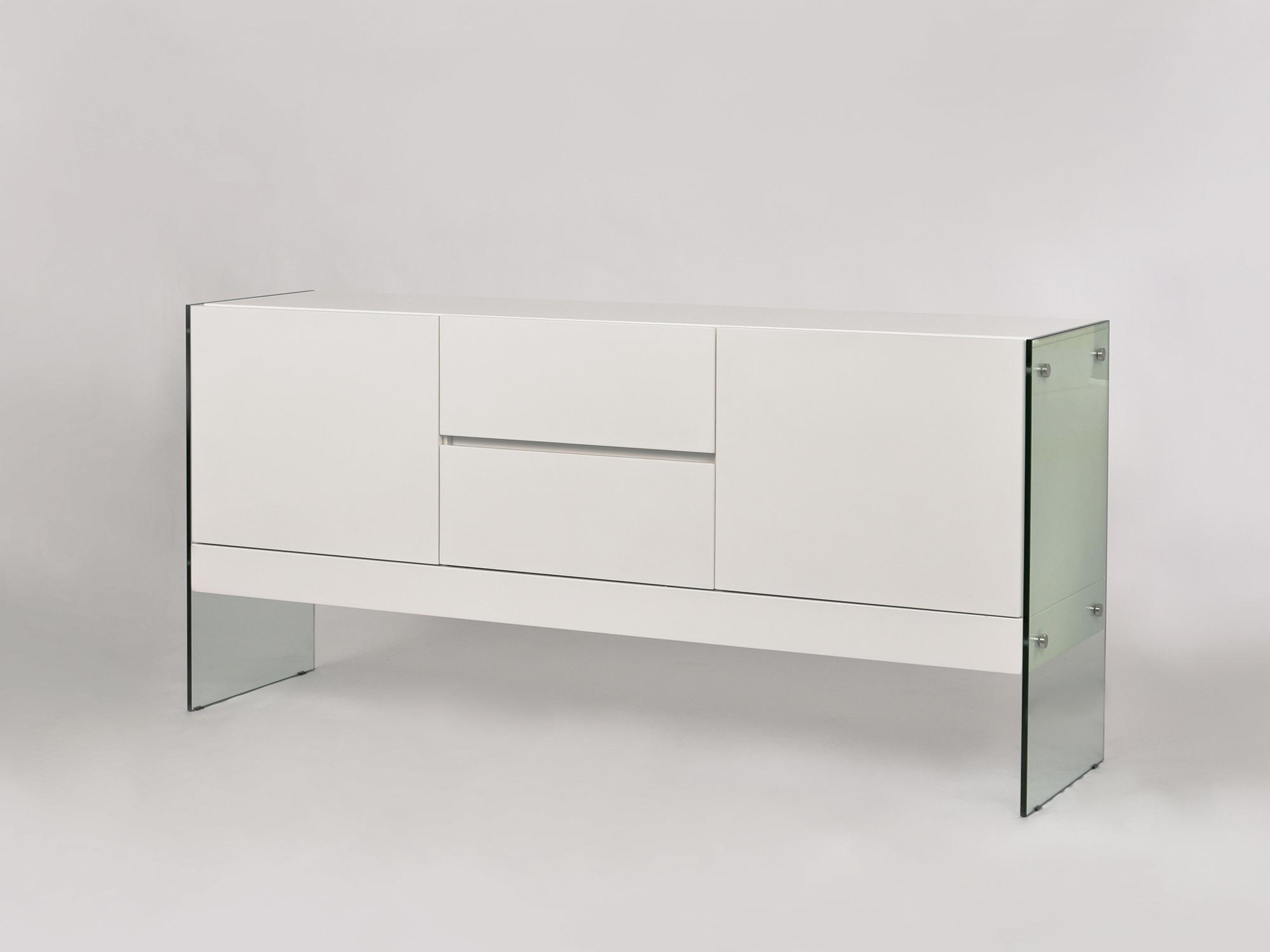 Elegancka biała komoda z dodatkami szkła