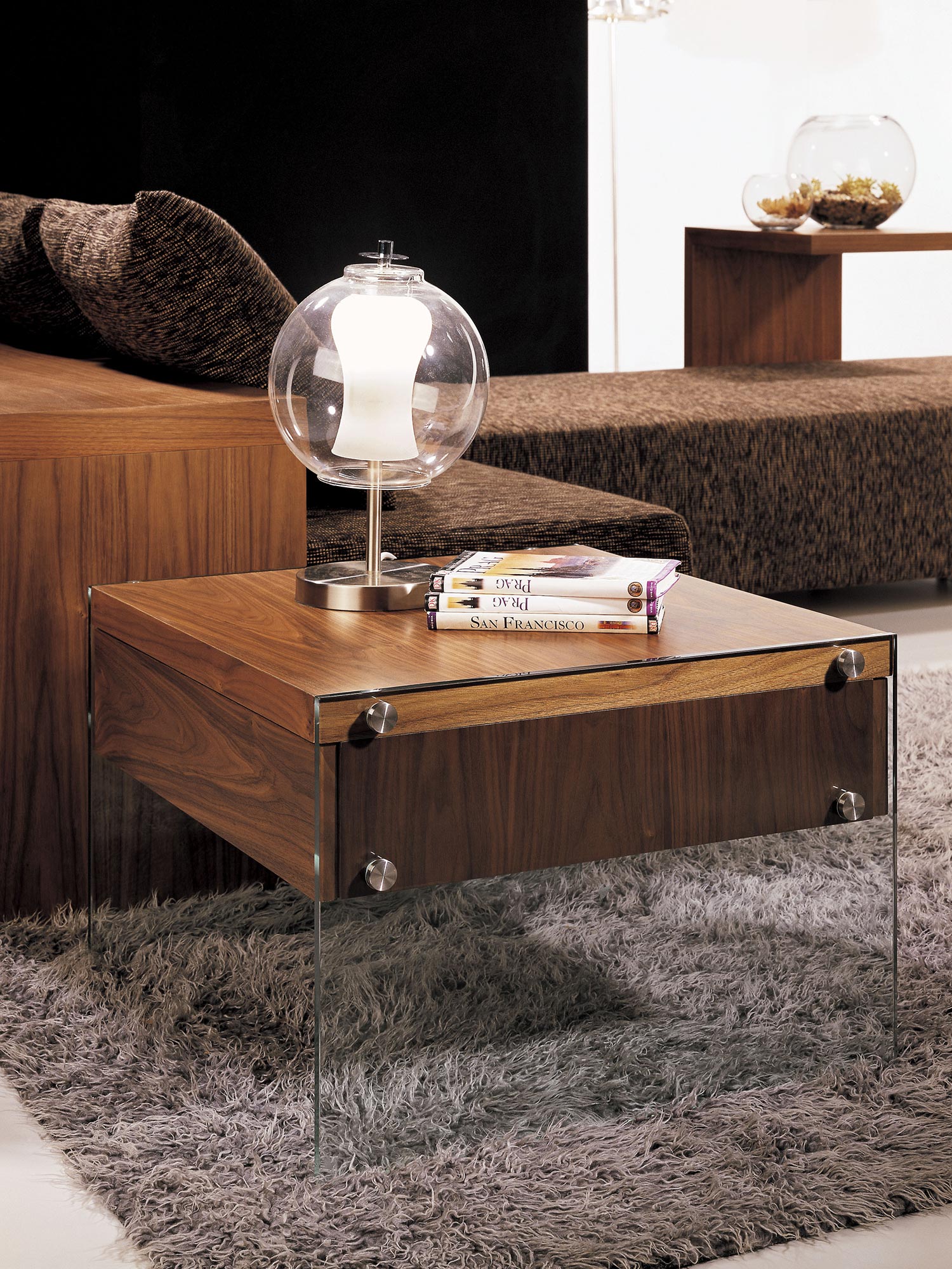 Stolik w kolorze orzechowym z dodatkiem szkła