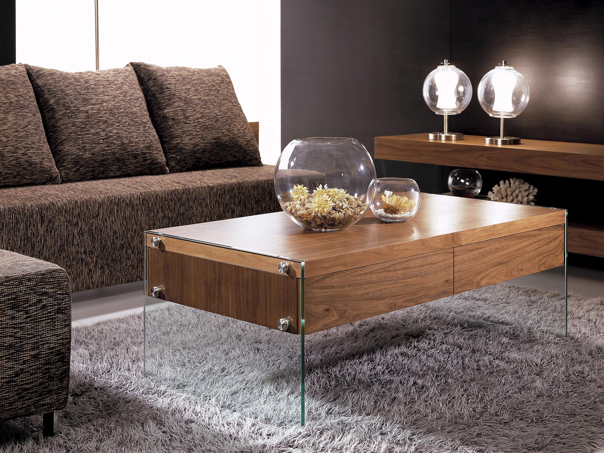 Stół w kolorze orzechowym z eleganckim akcentem w postaci nóg ze szkła hartowanego