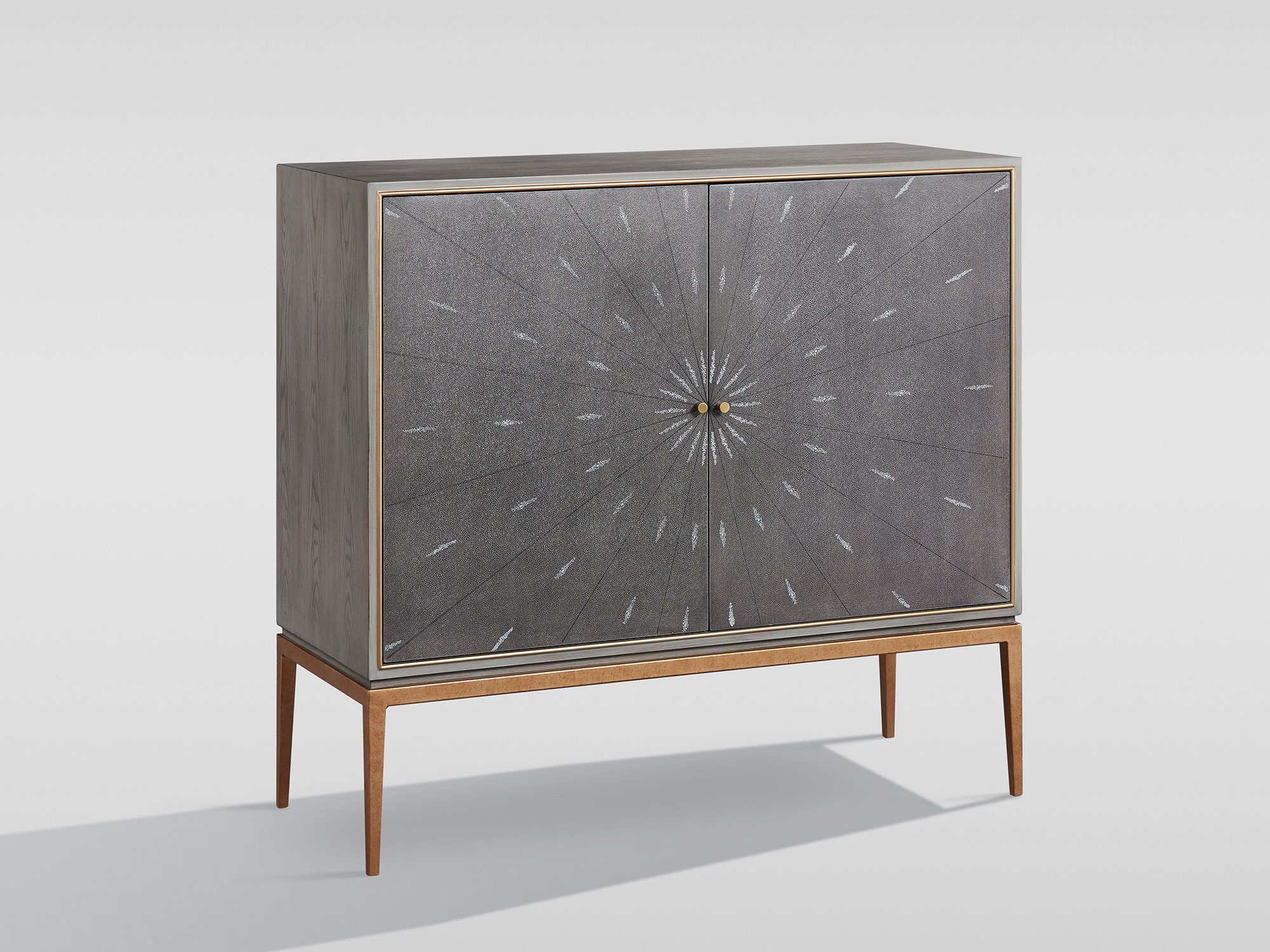 Stylowa komoda z dekoracyjnym frontem i złotym stelażem