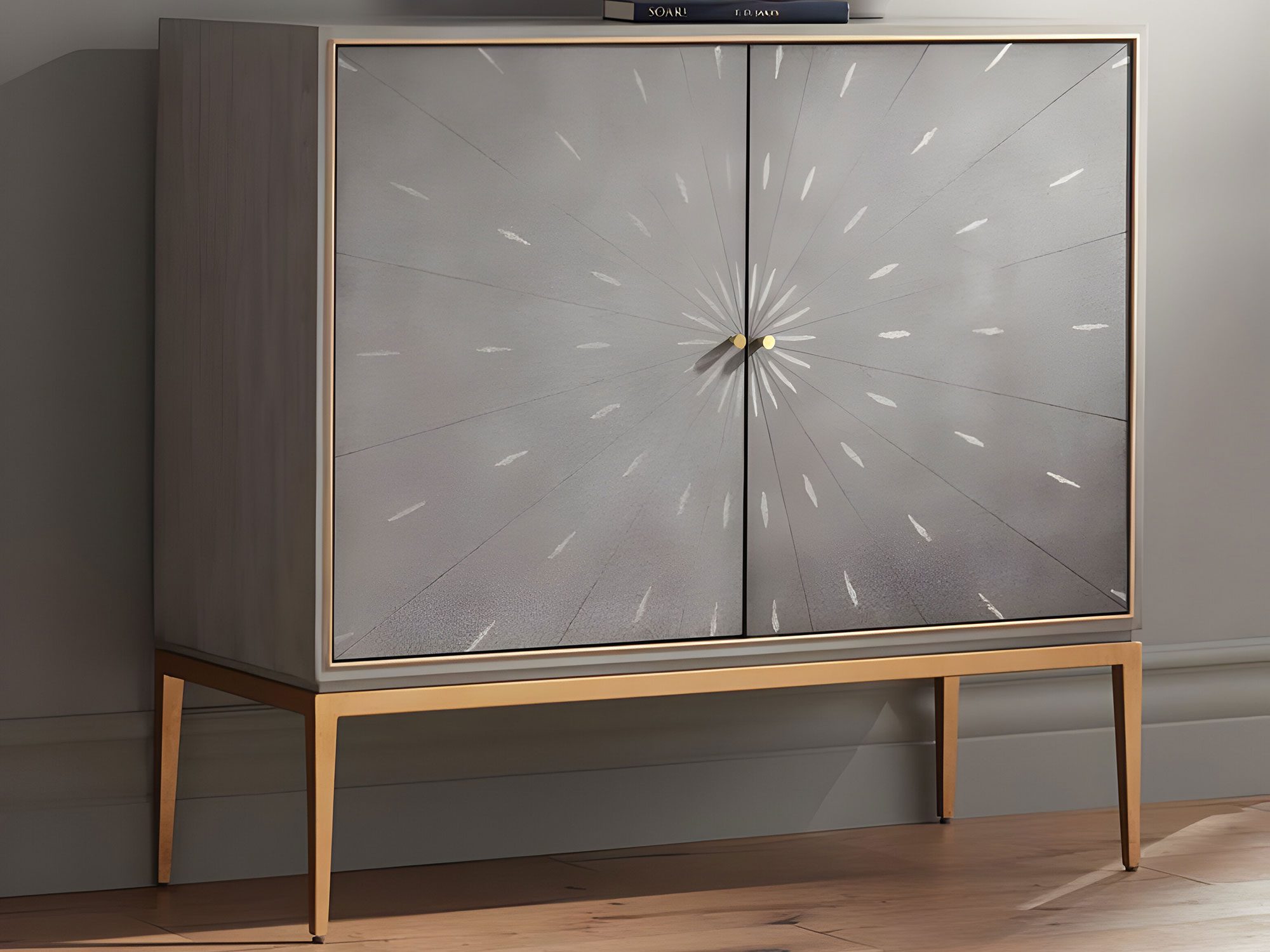 Komoda z ciemnego drewna i połyskującym frontem z promienistym wzorem