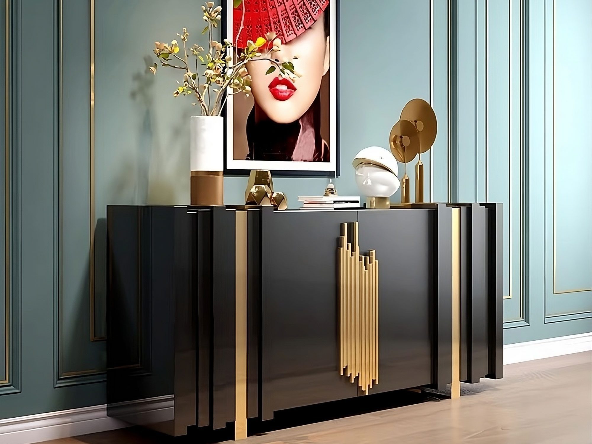 Aranżacja z czarno-złotą komodą glamour i dodatkami w stylu art déco