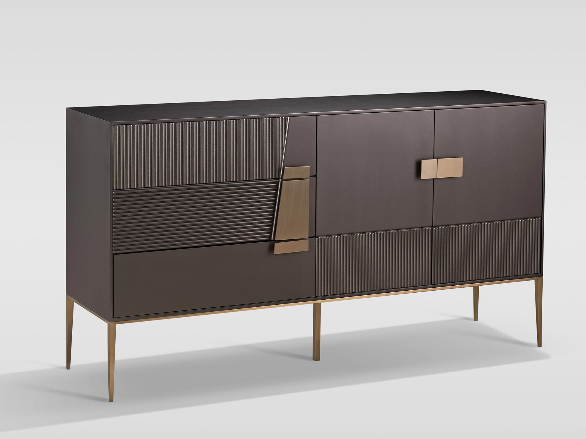Designerska komoda w brązach i czerni z geometrycznym dekorem