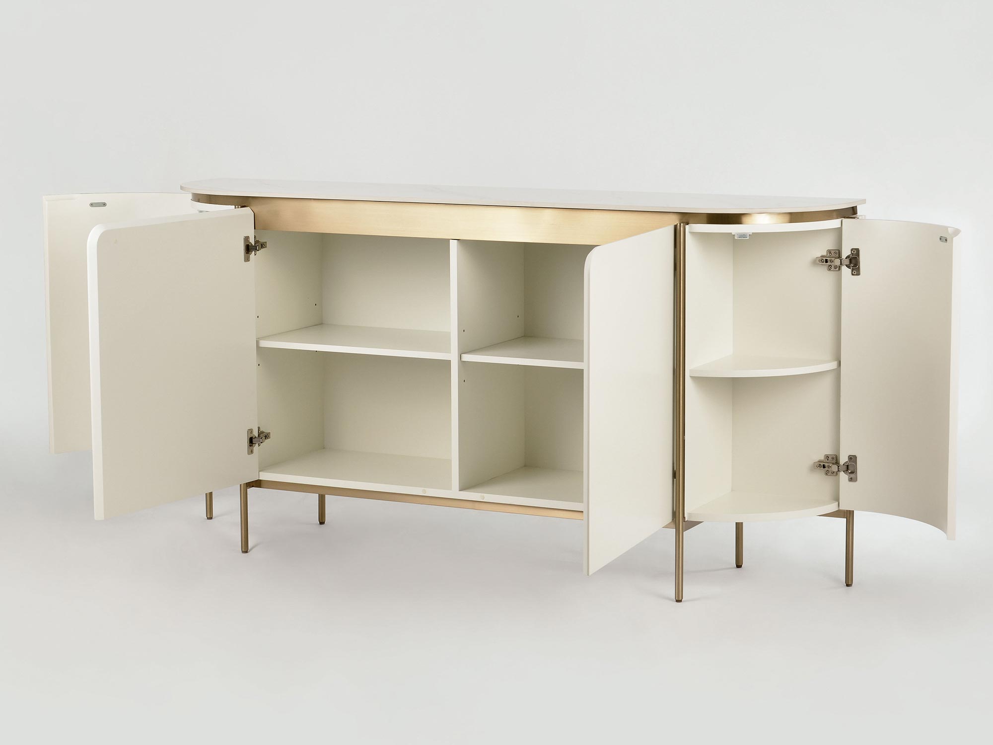 Komoda z białym frontem i złotymi akcentami w stylu glamour