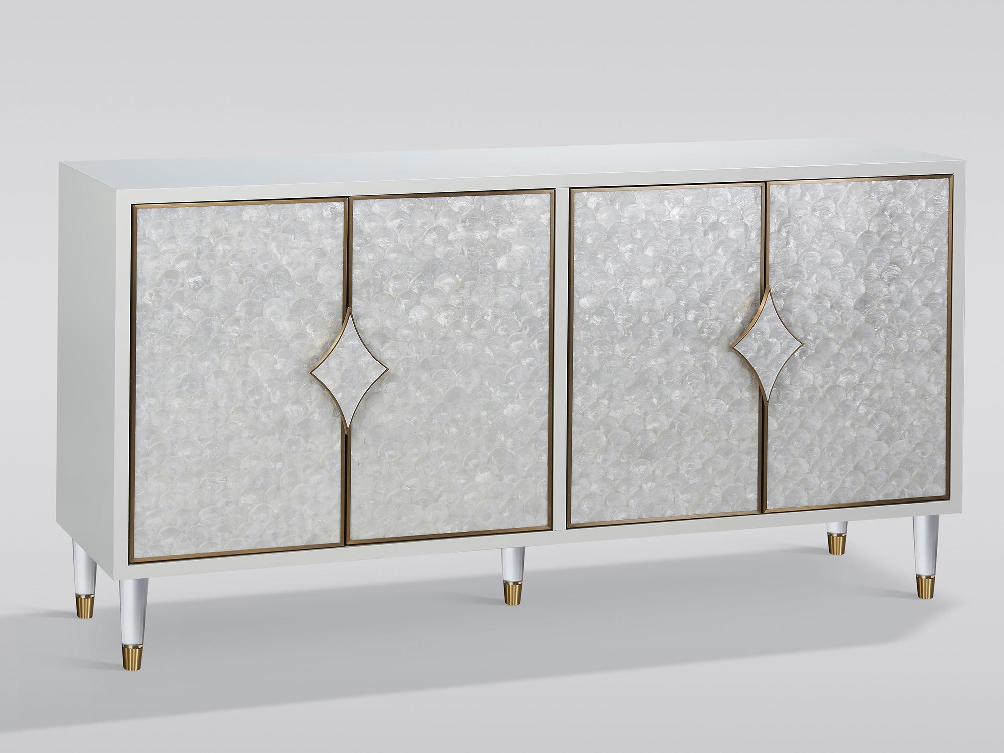 Biała komoda ecru z frontami z rybich łusek