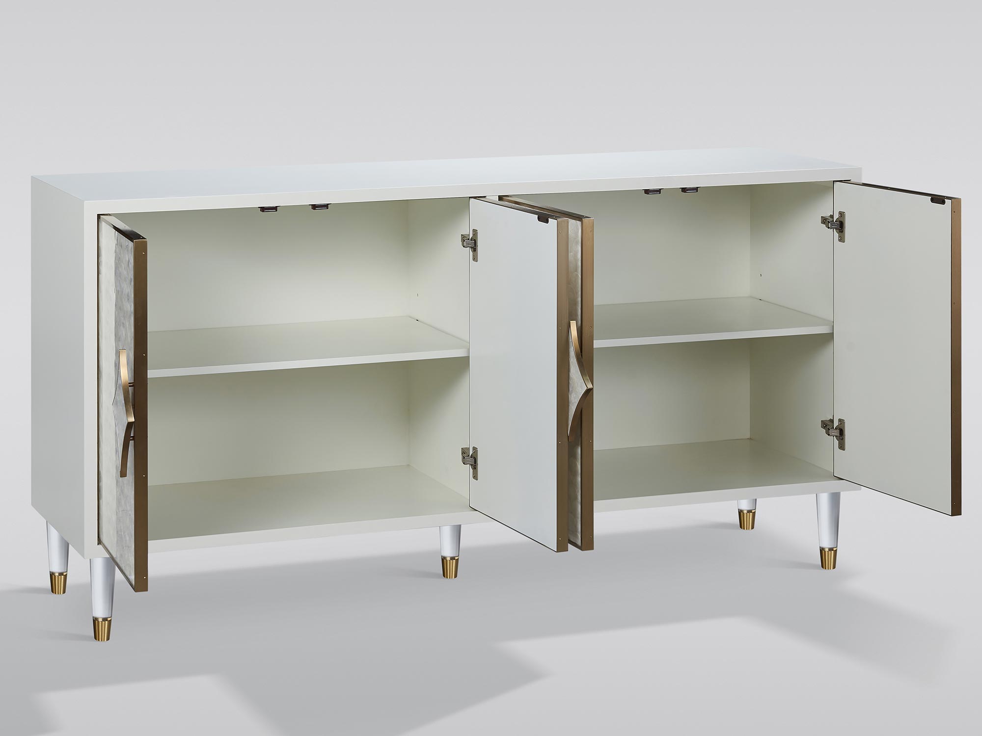 Elegancka komoda w kolorze białym ecru z efektownymi frontami z naturalnej muszli