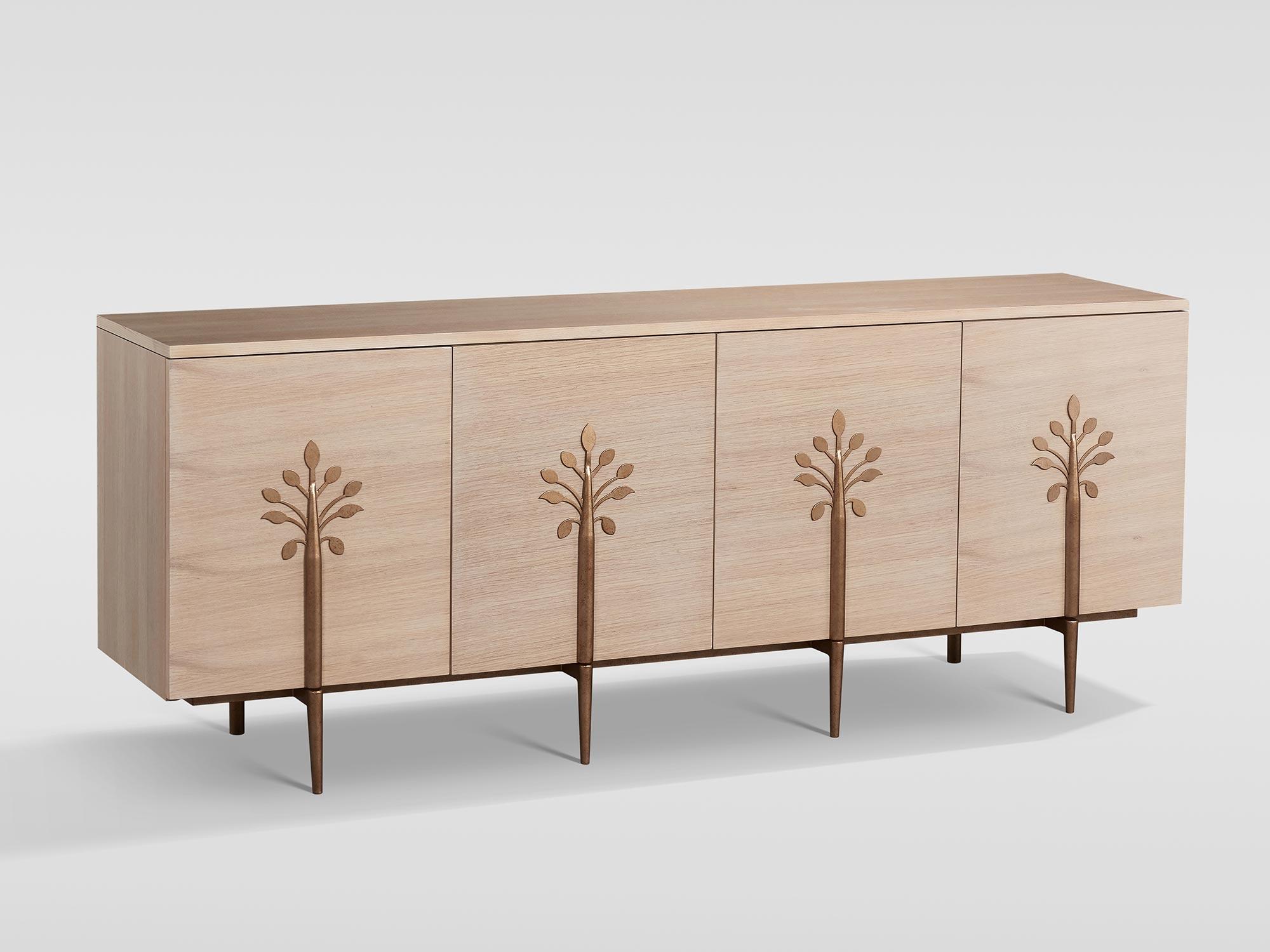 Nowoczesna komoda w kolorze białego dębu z frontami w zdobienia w kształcie liści