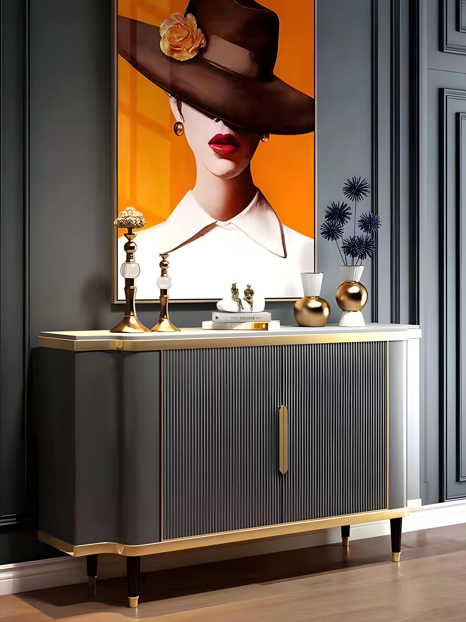 Komoda z pionowym ryflowaniem i złotą podstawą do salonu