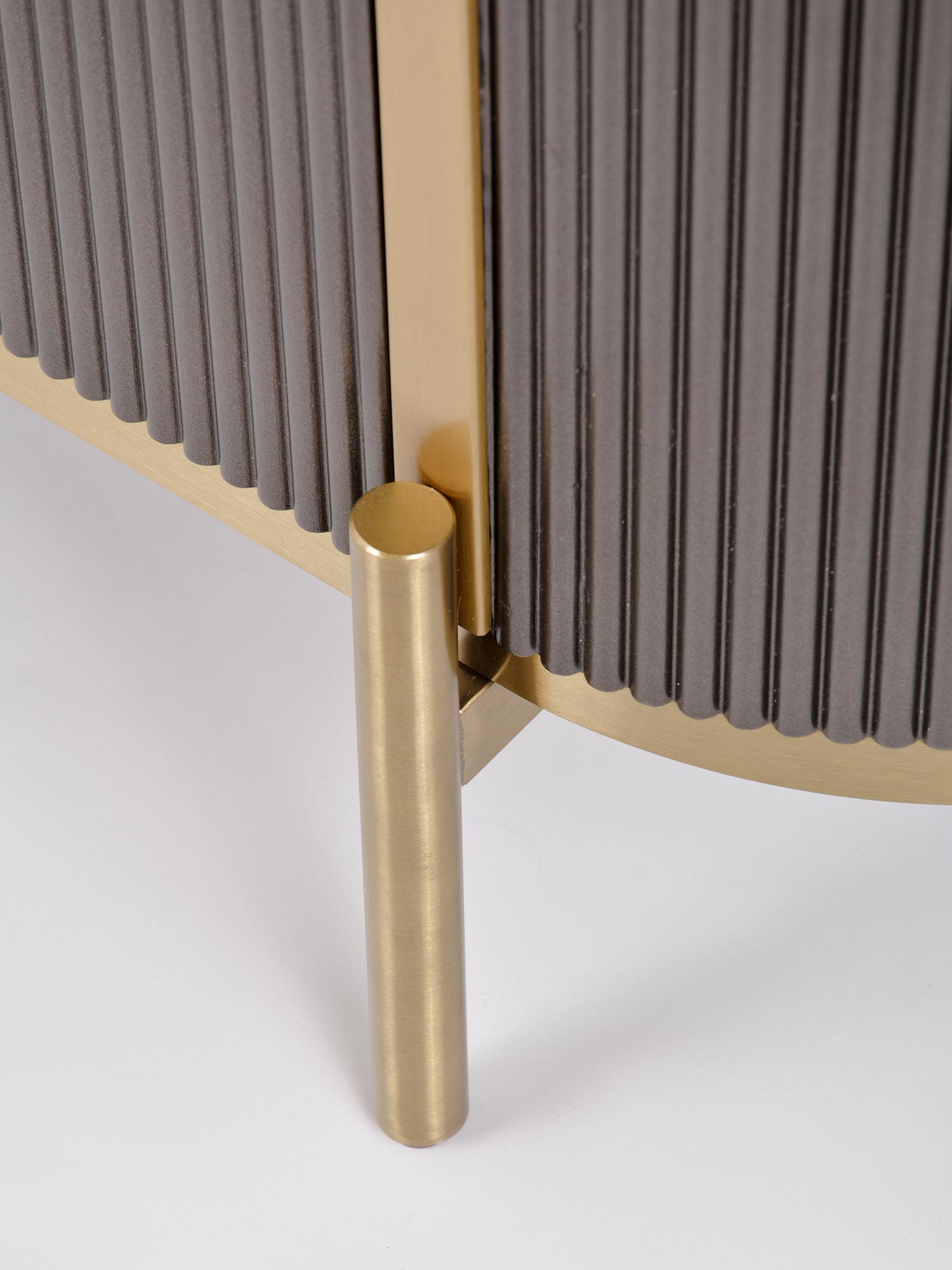 Detal luksusowej komody z ryflowanym frontem