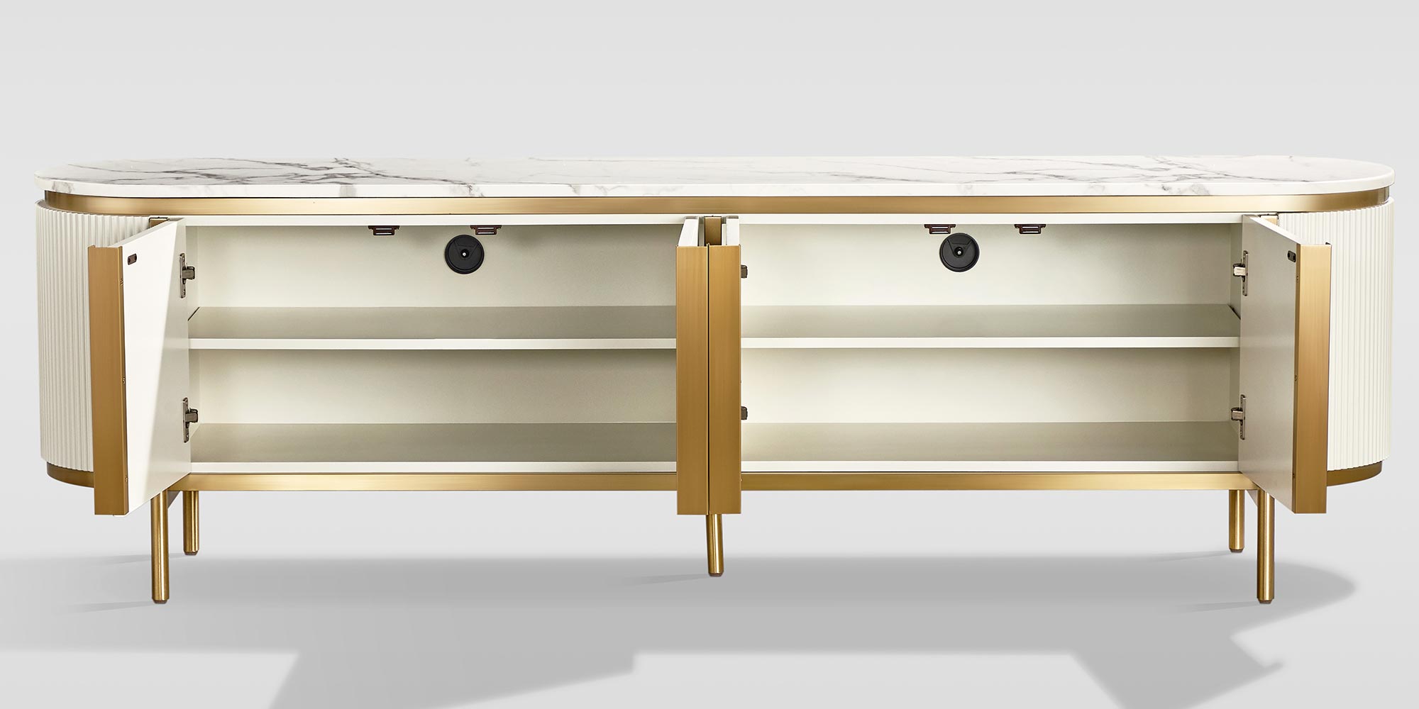 Nowoczesna komoda RTV w kolorze białym ecru z eleganckimi dodatkami w kolorze złota