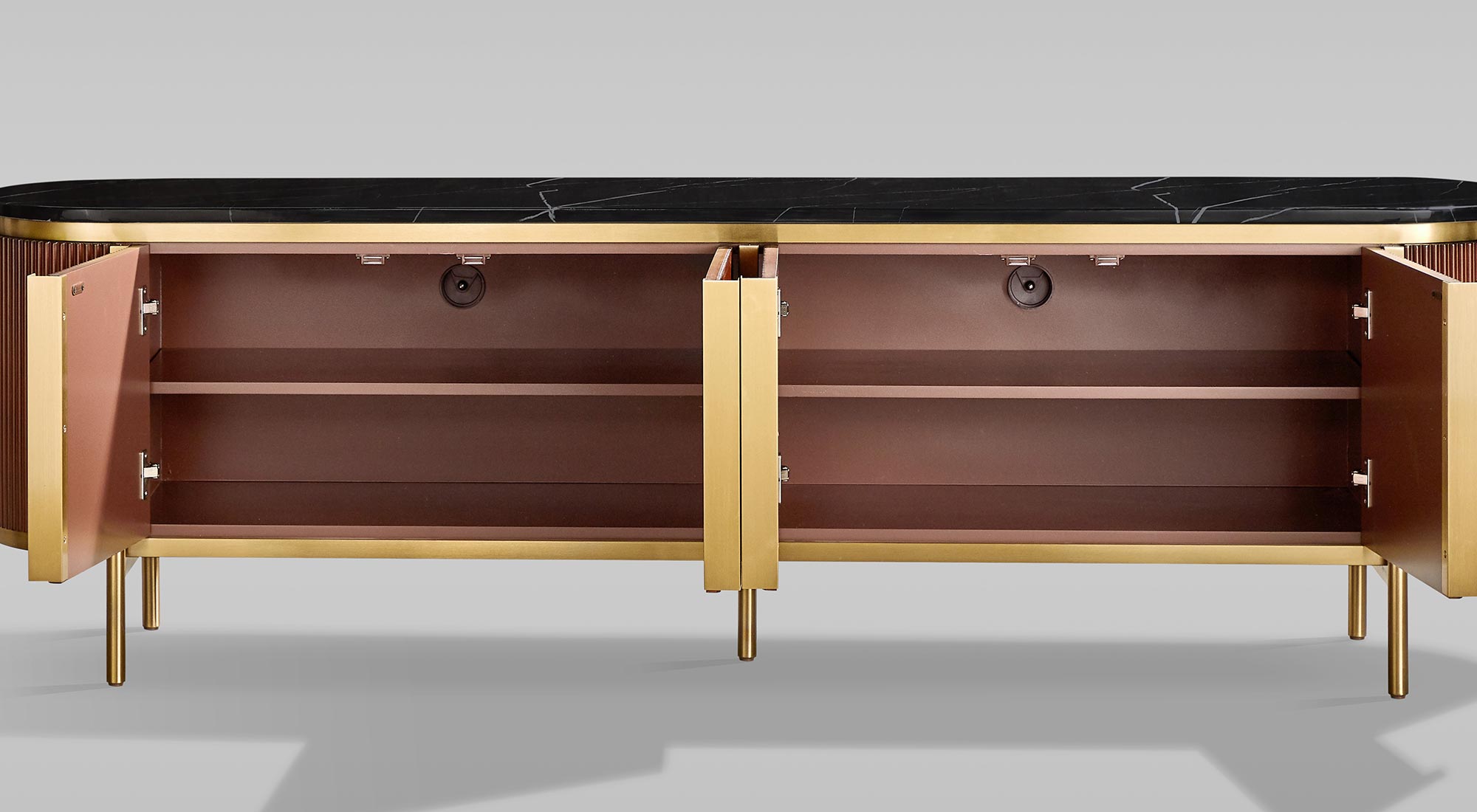 Stylowa komoda RTV w kolorze kasztanowym ze złotymi akcentami i nogami