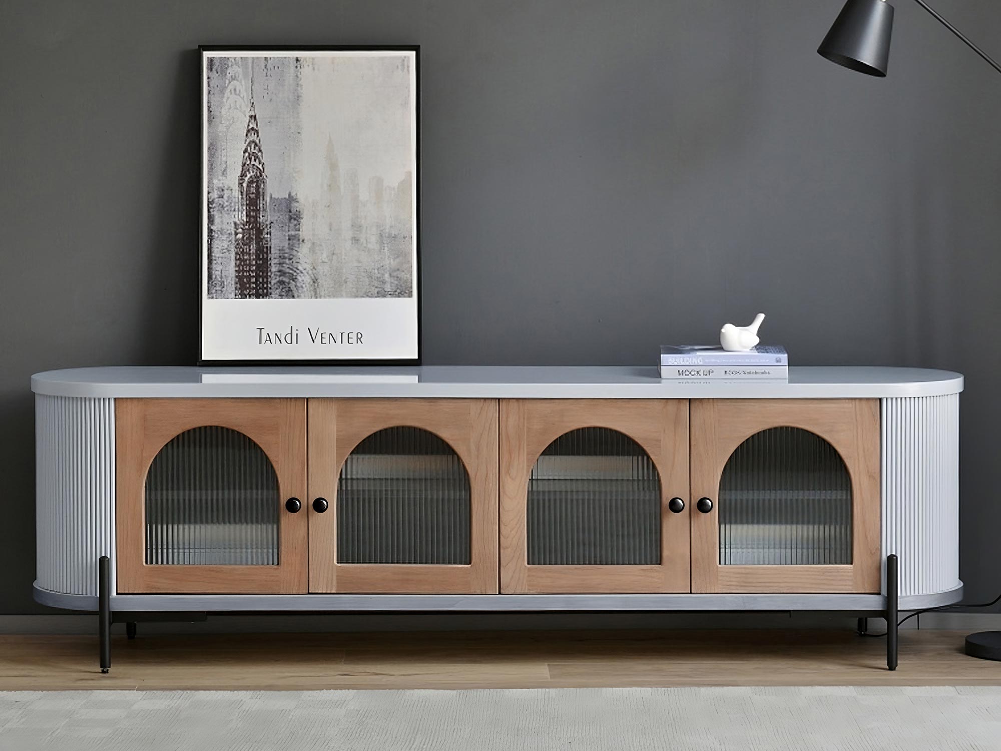 Komoda RTV z przeszklonymi drzwiczkami w stylu klasycznym